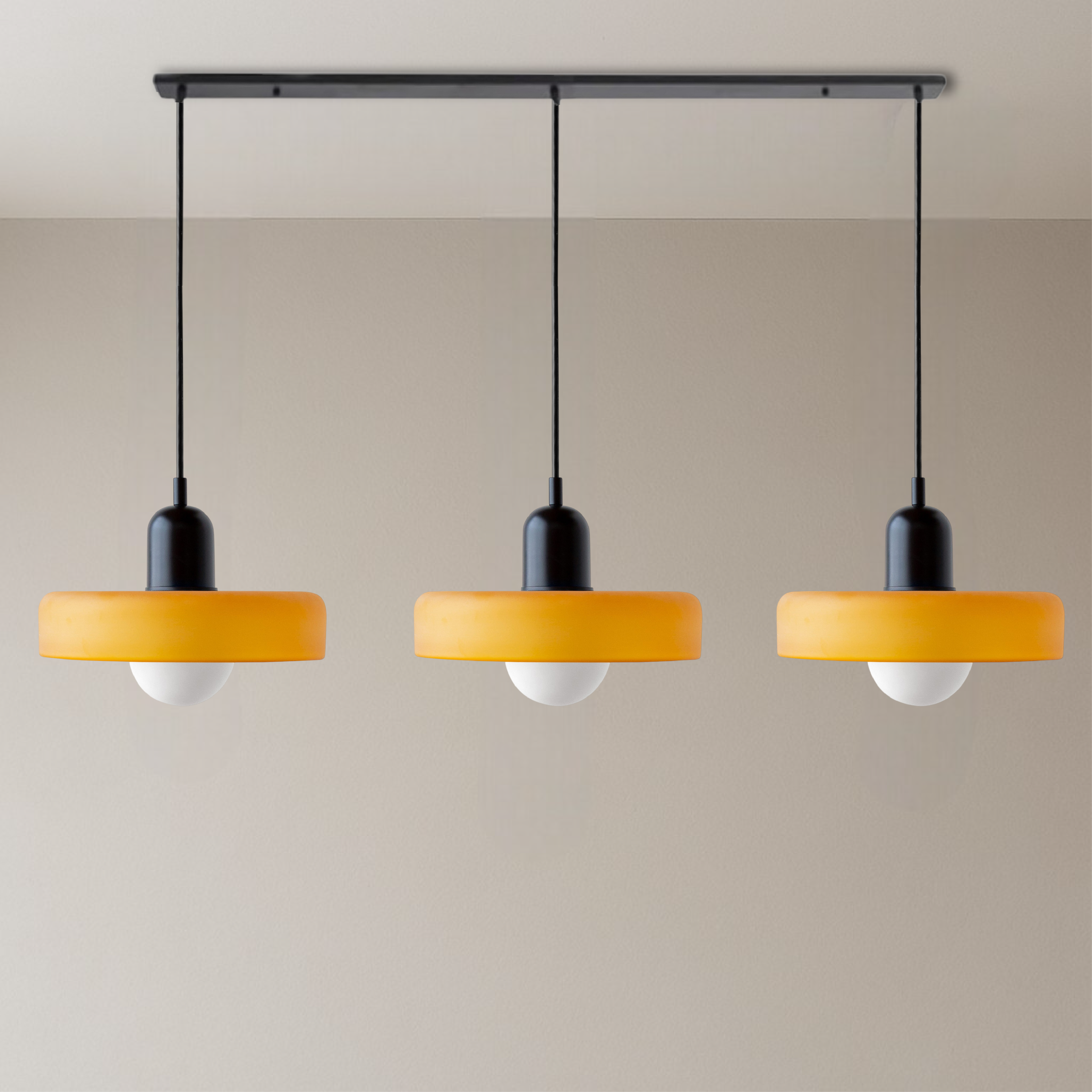 3-głowicowa lampa wisząca Bauhaus z kolorowego szkła