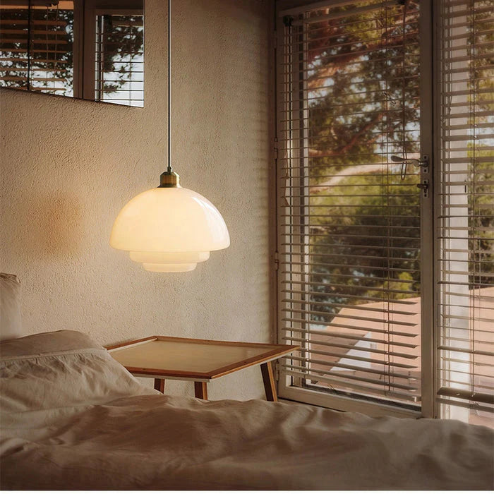 Lampa wisząca z mlecznobiałego szkła