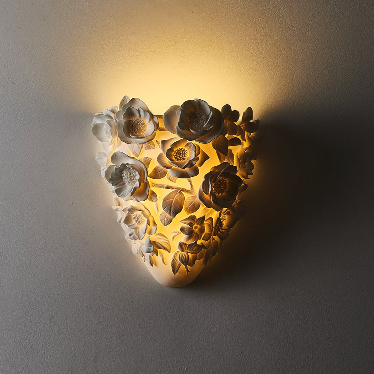 Ceramiczna lampa ścienna w kształcie kwiatu