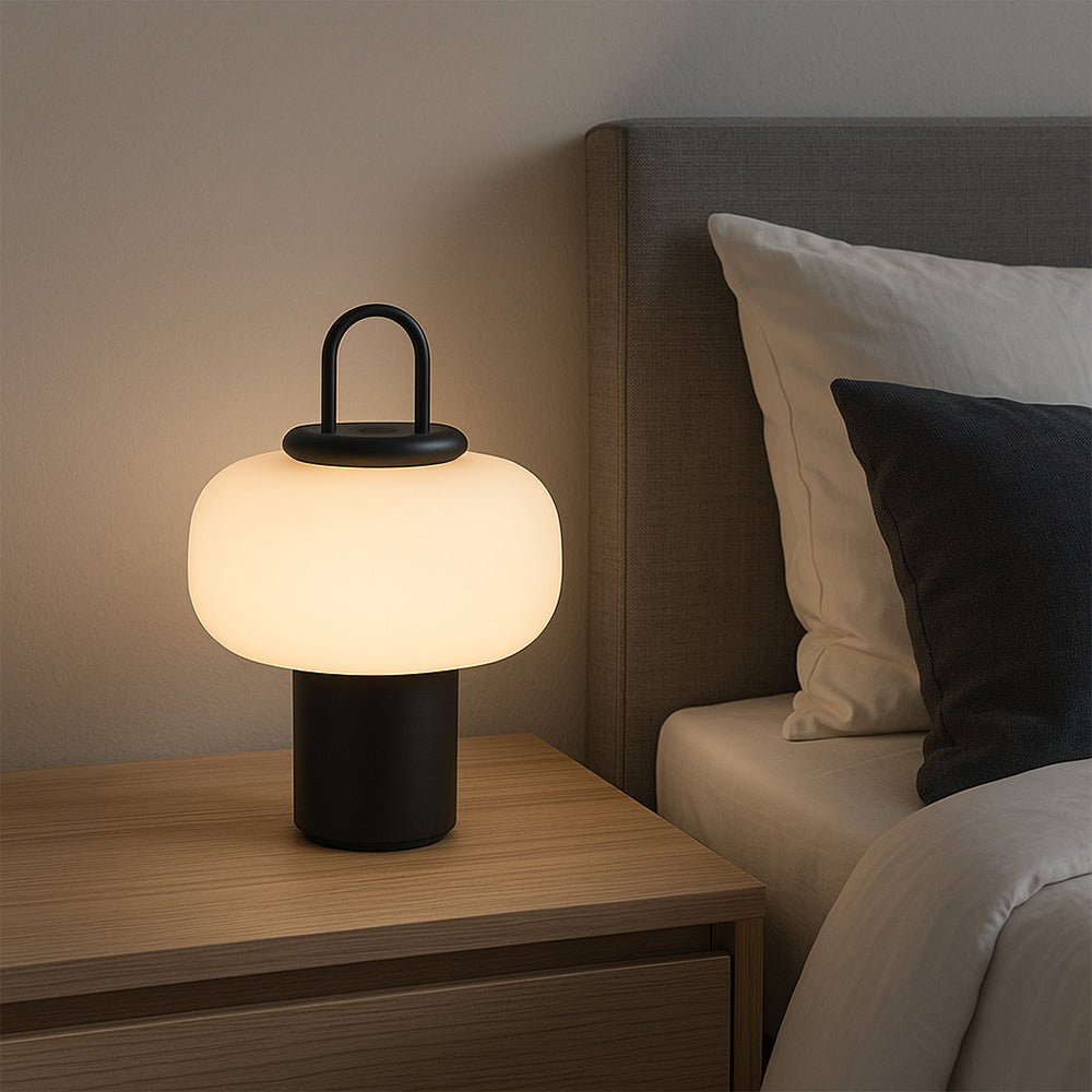 Skandynawska lampa stołowa przy łóżku