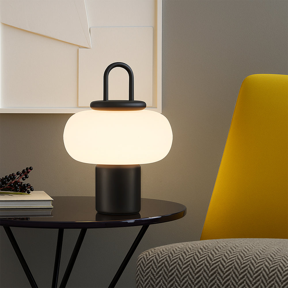Skandynawska lampa stołowa przy łóżku