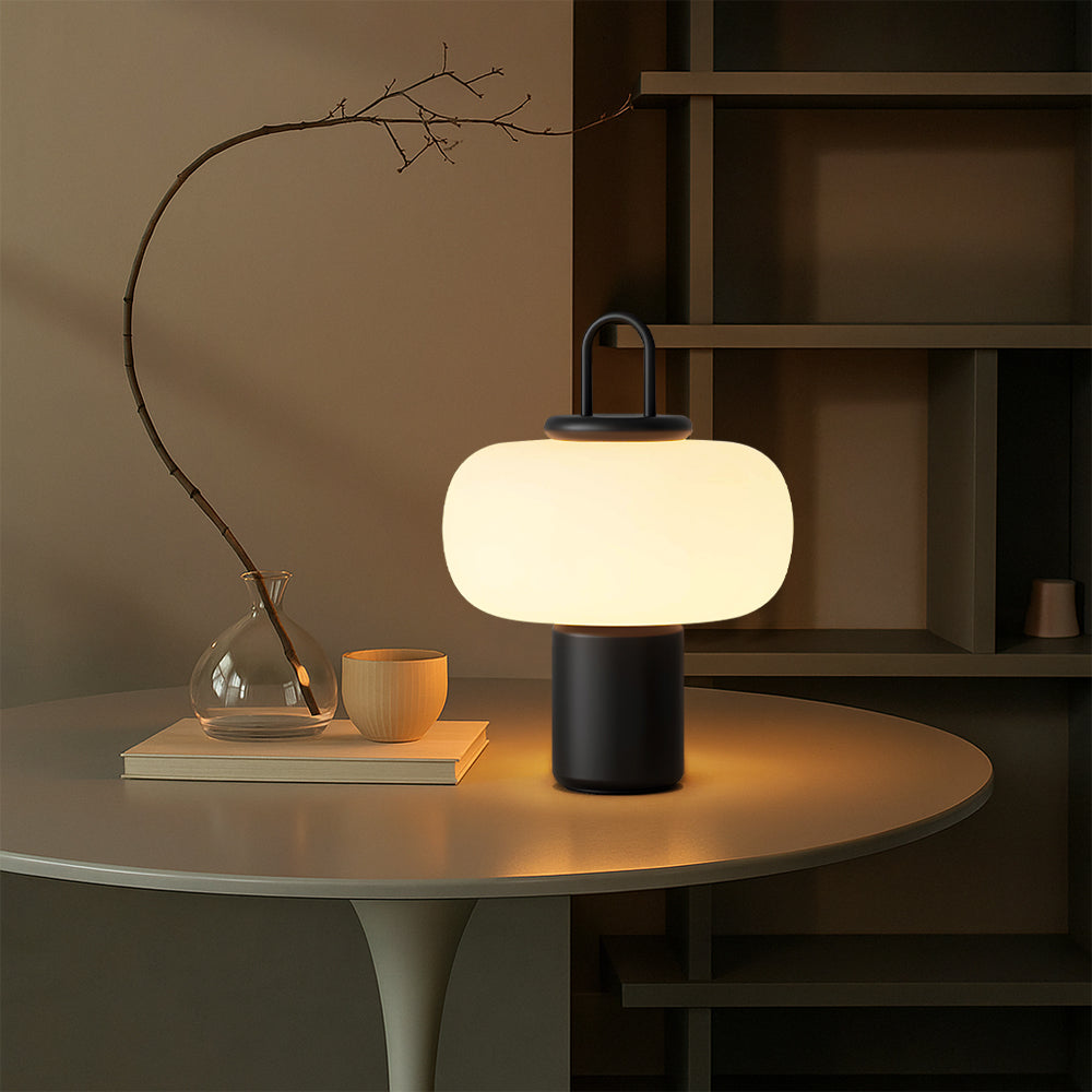 Skandynawska lampa stołowa przy łóżku