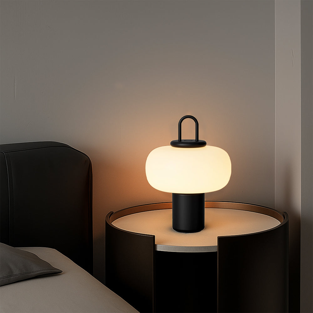 Skandynawska lampa stołowa przy łóżku