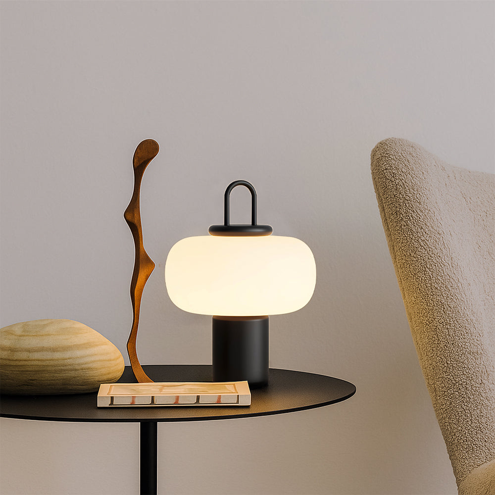 Skandynawska lampa stołowa przy łóżku