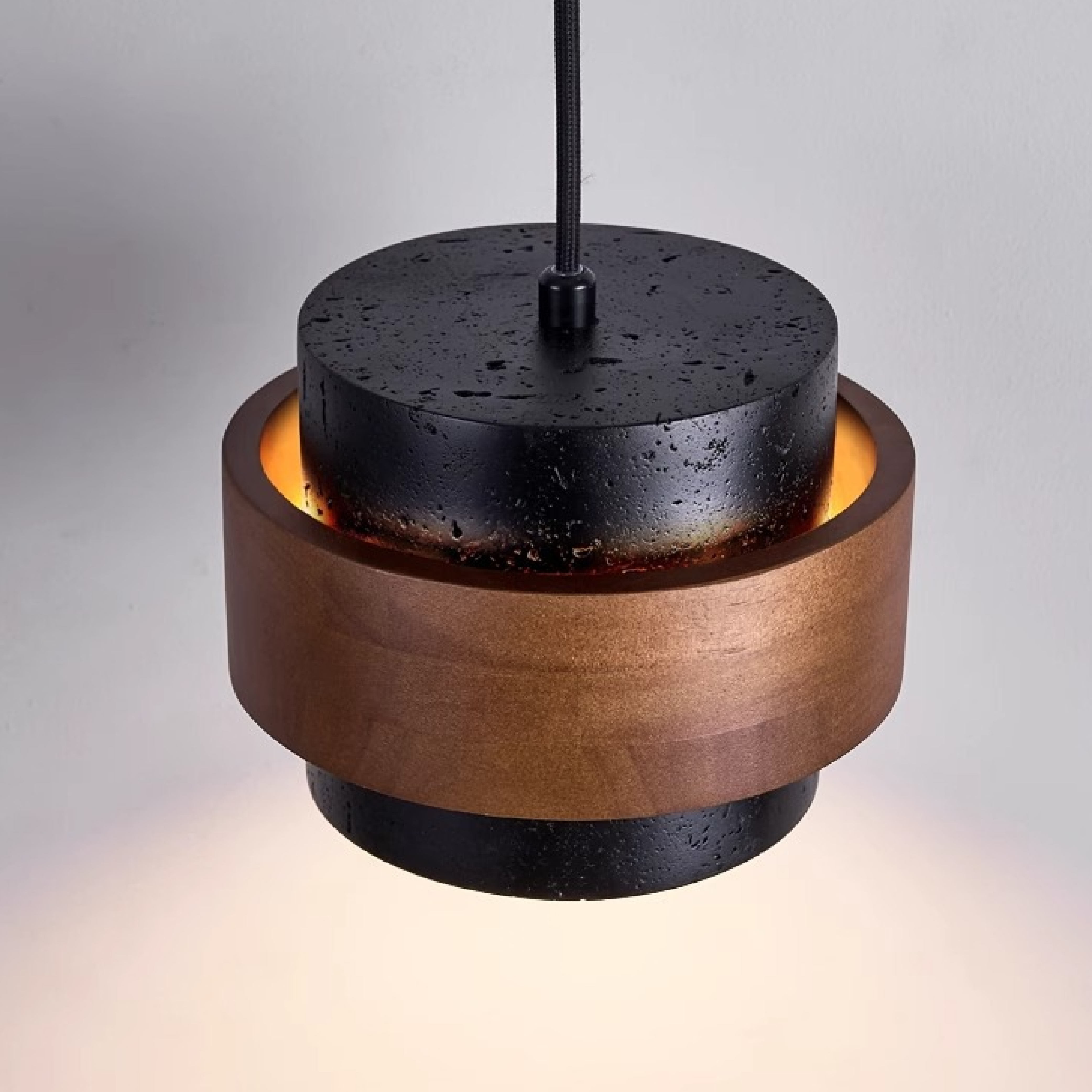 Lampa wisząca z czarnego trawertynu