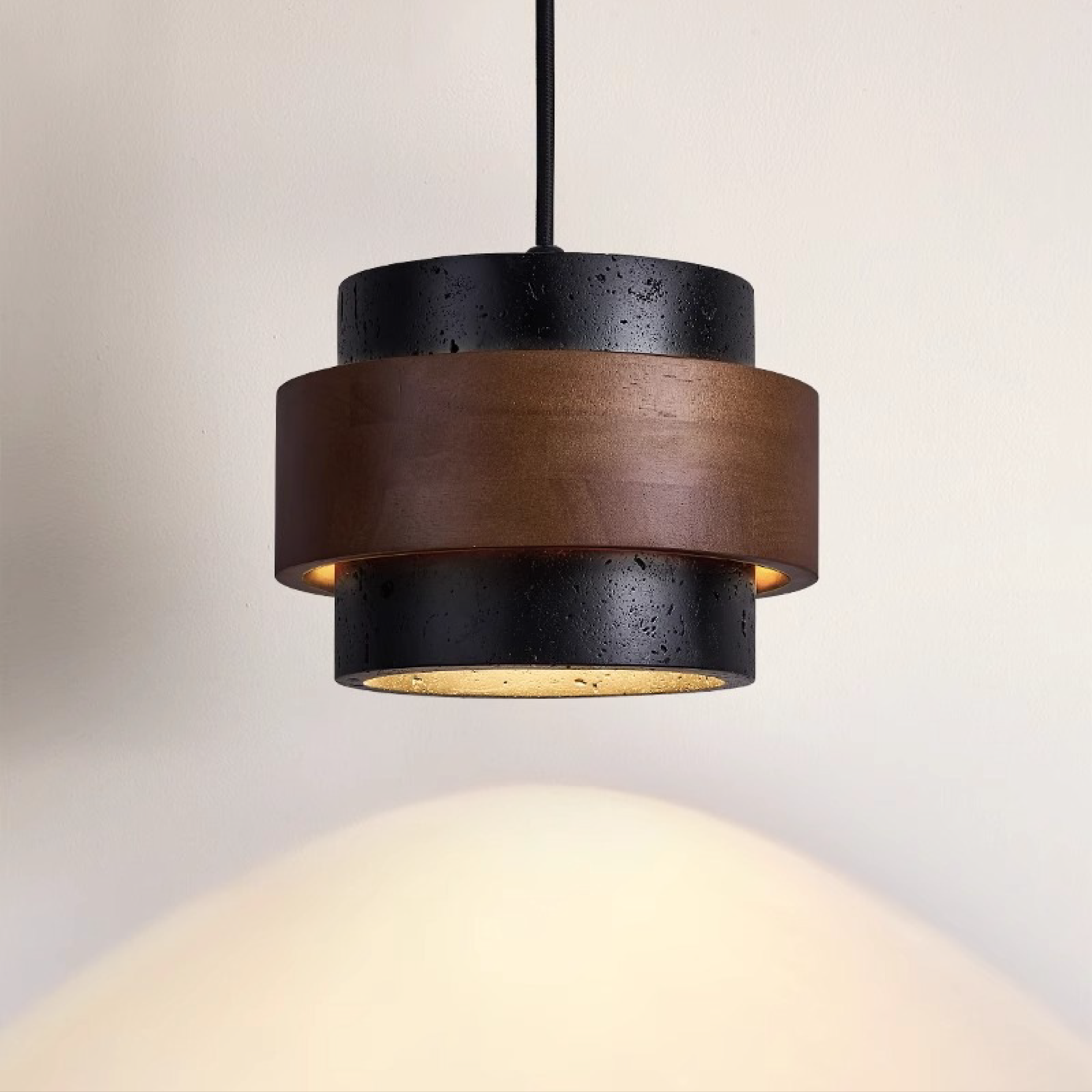 Lampa wisząca z czarnego trawertynu