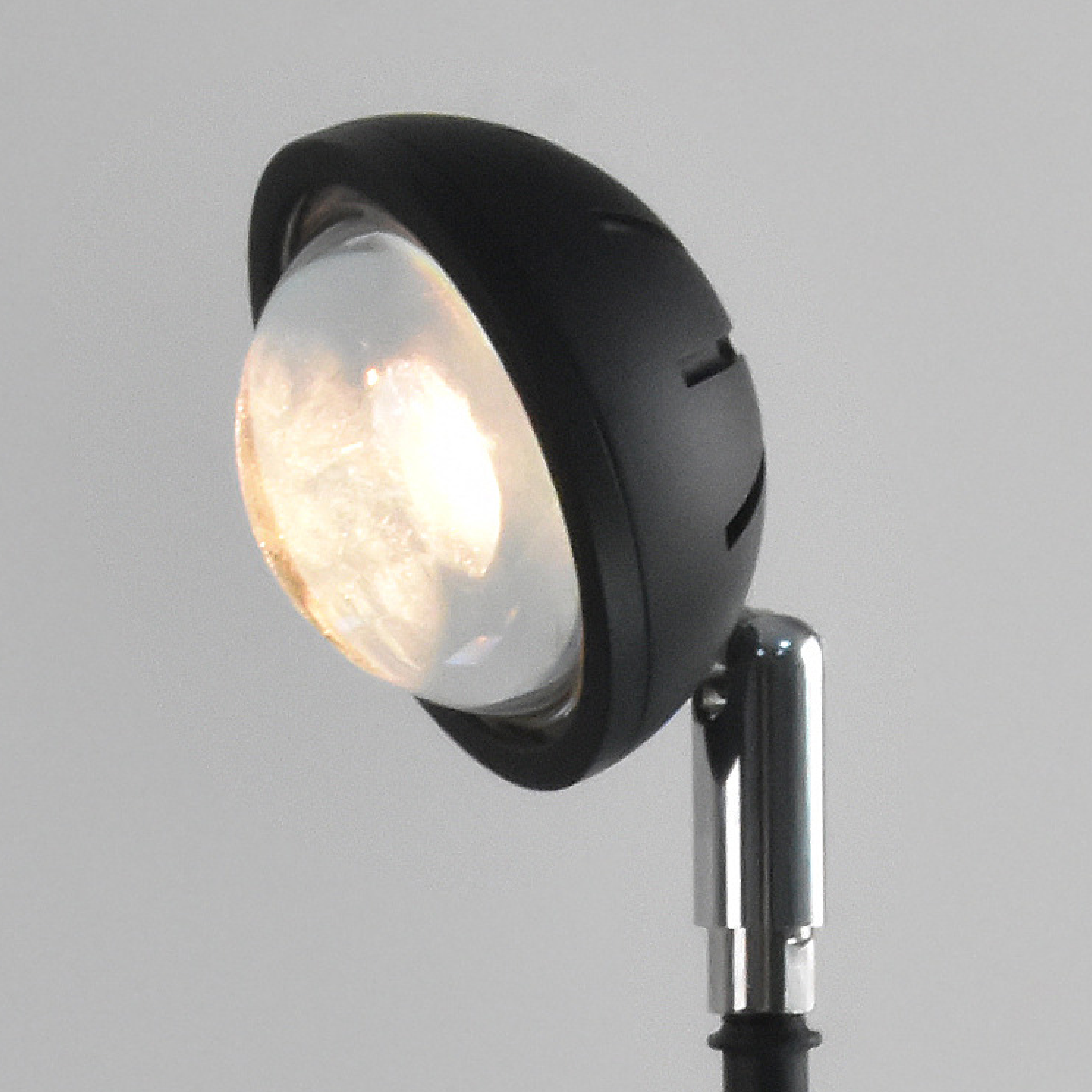 Ściemnialna lampa podłogowa
