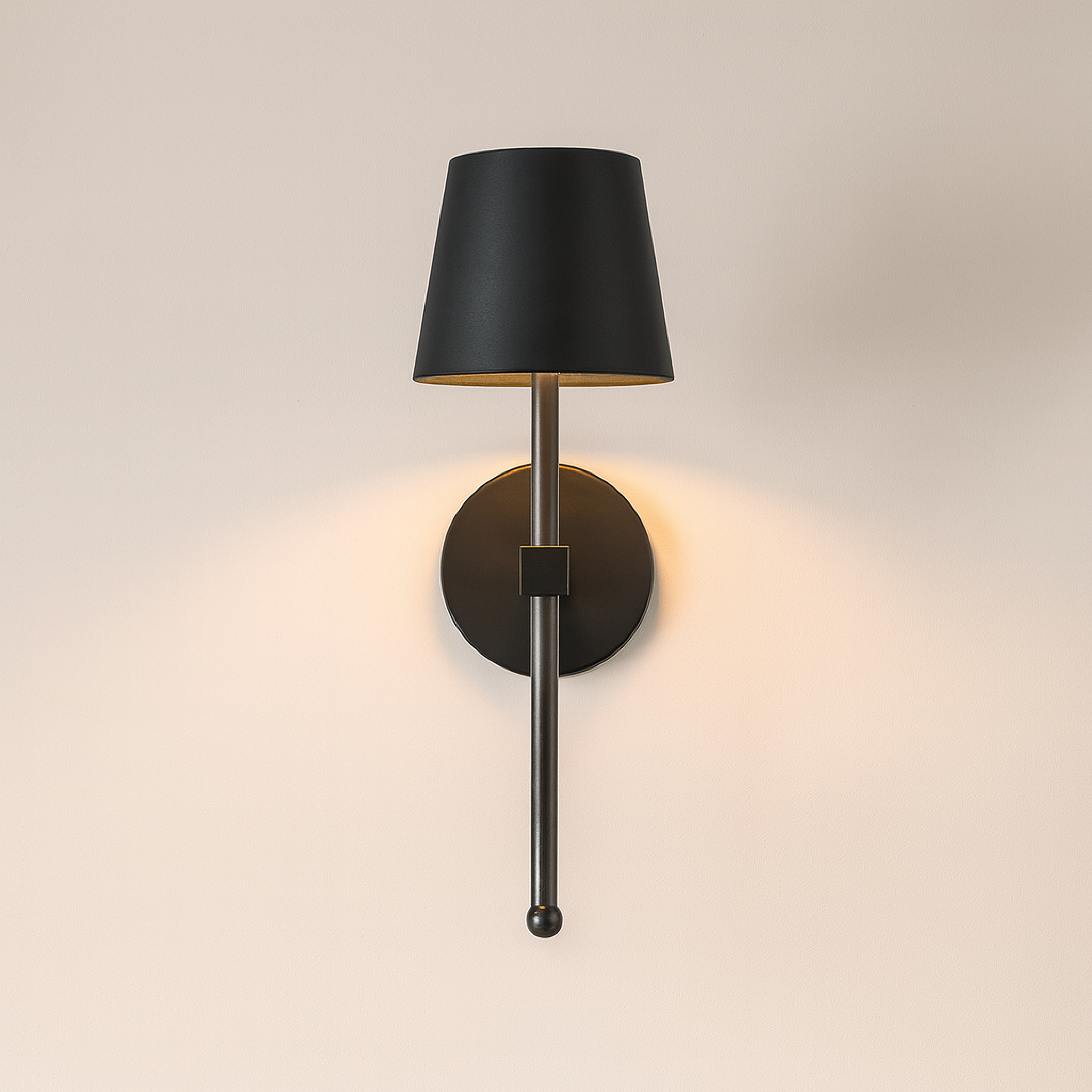 Bezprzewodowa lampa ścienna z możliwością ładowania