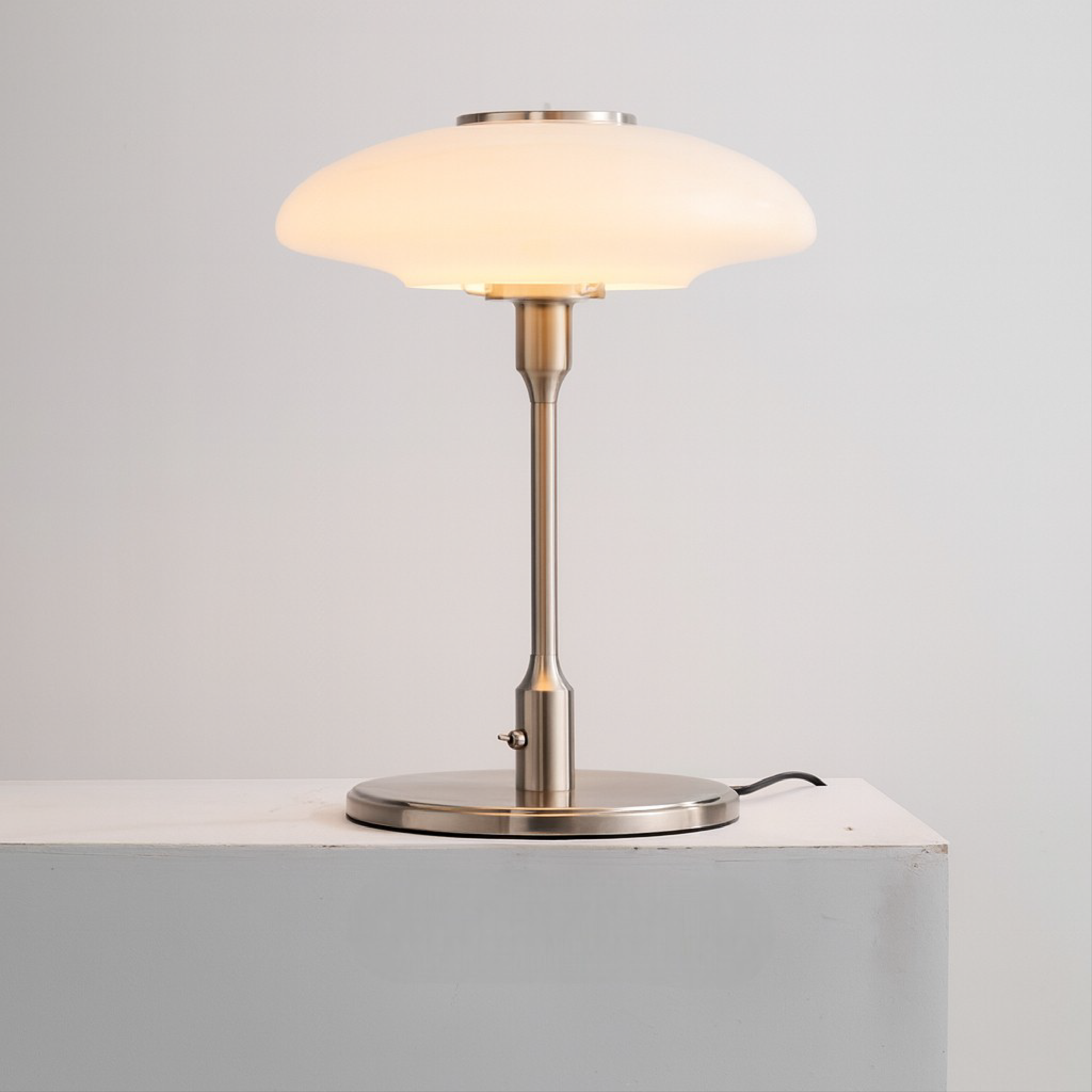 Szwedzka designerska lampa stołowa