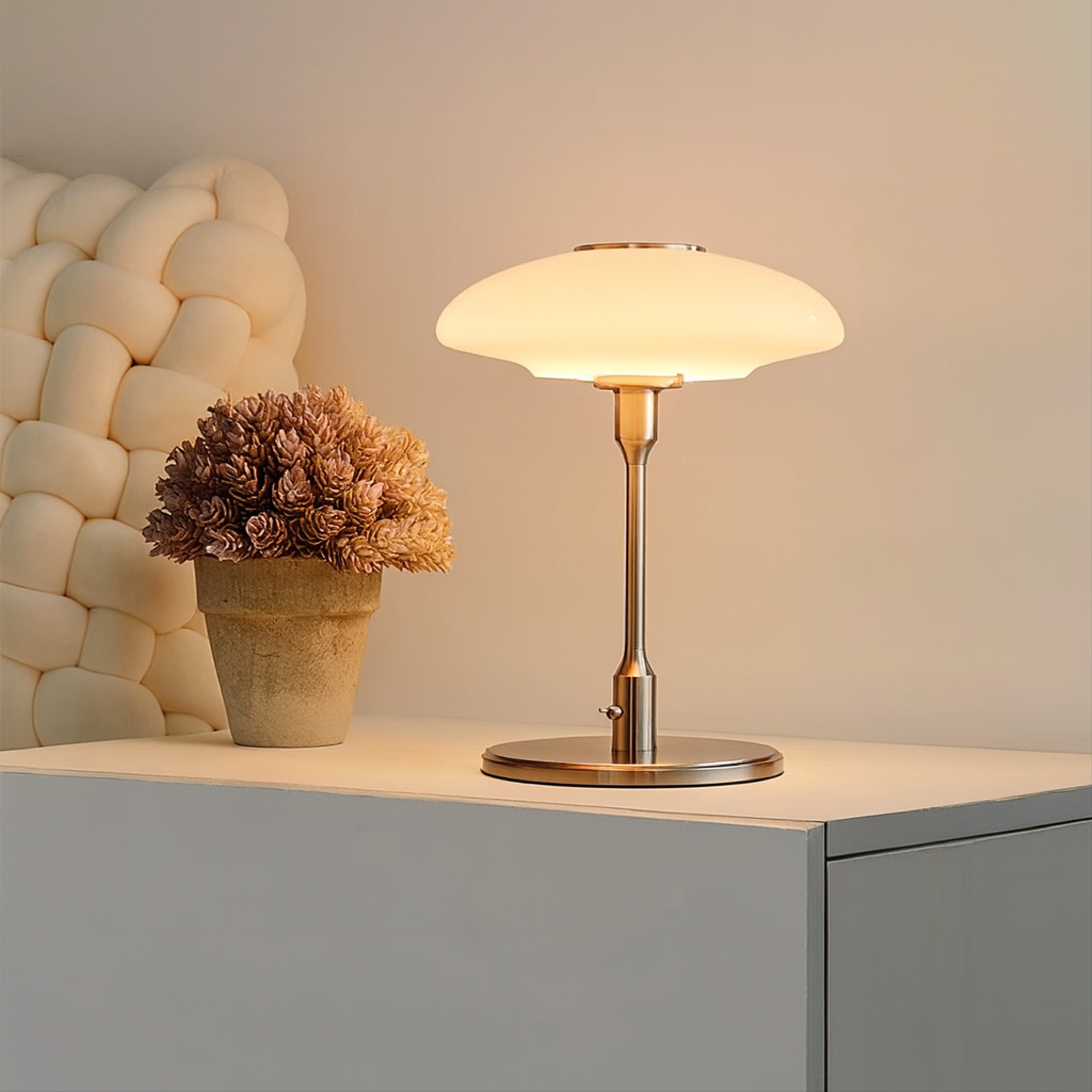 Szwedzka designerska lampa stołowa