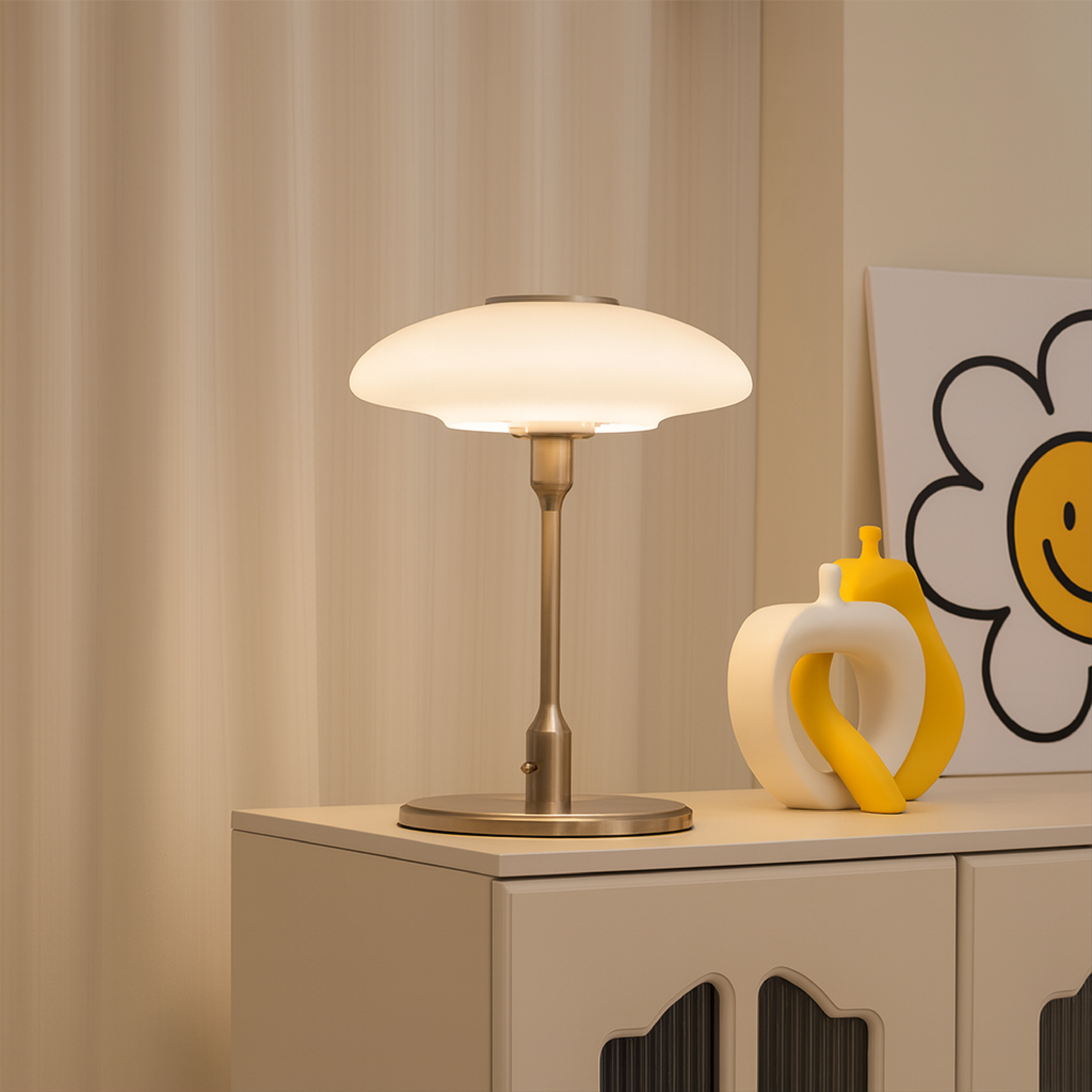 Szwedzka designerska lampa stołowa