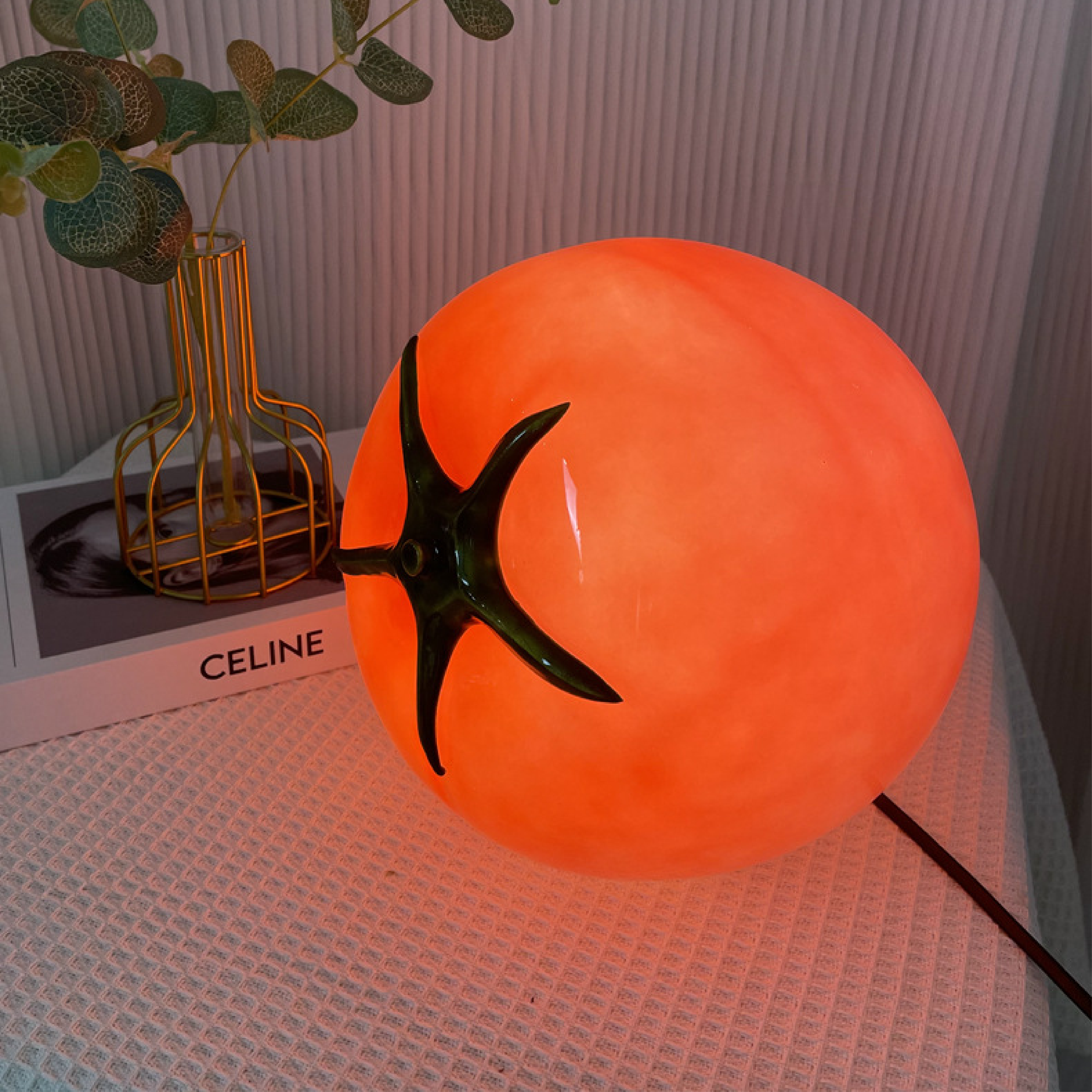 Pomidorowa lampa stołowa