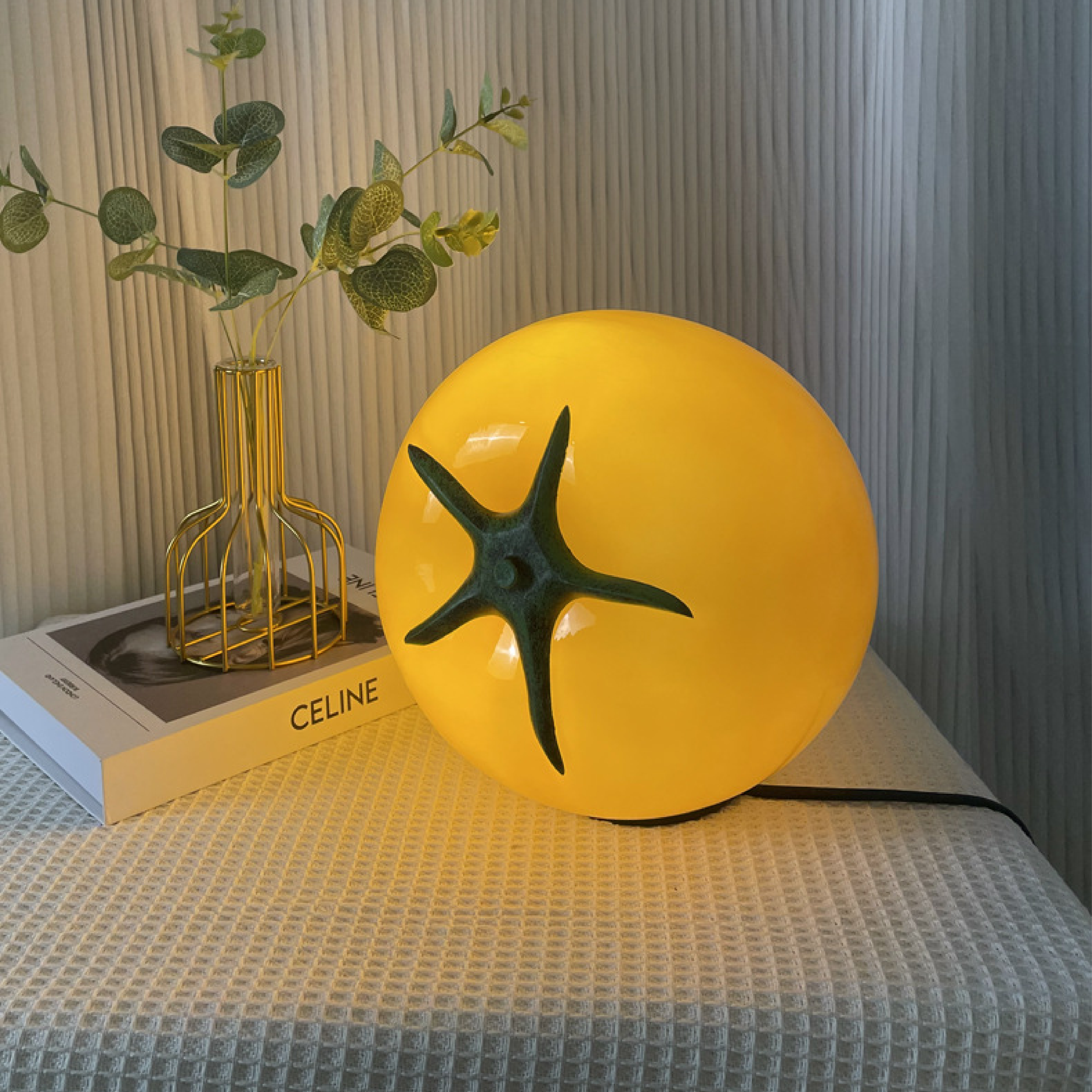 Pomidorowa lampa stołowa