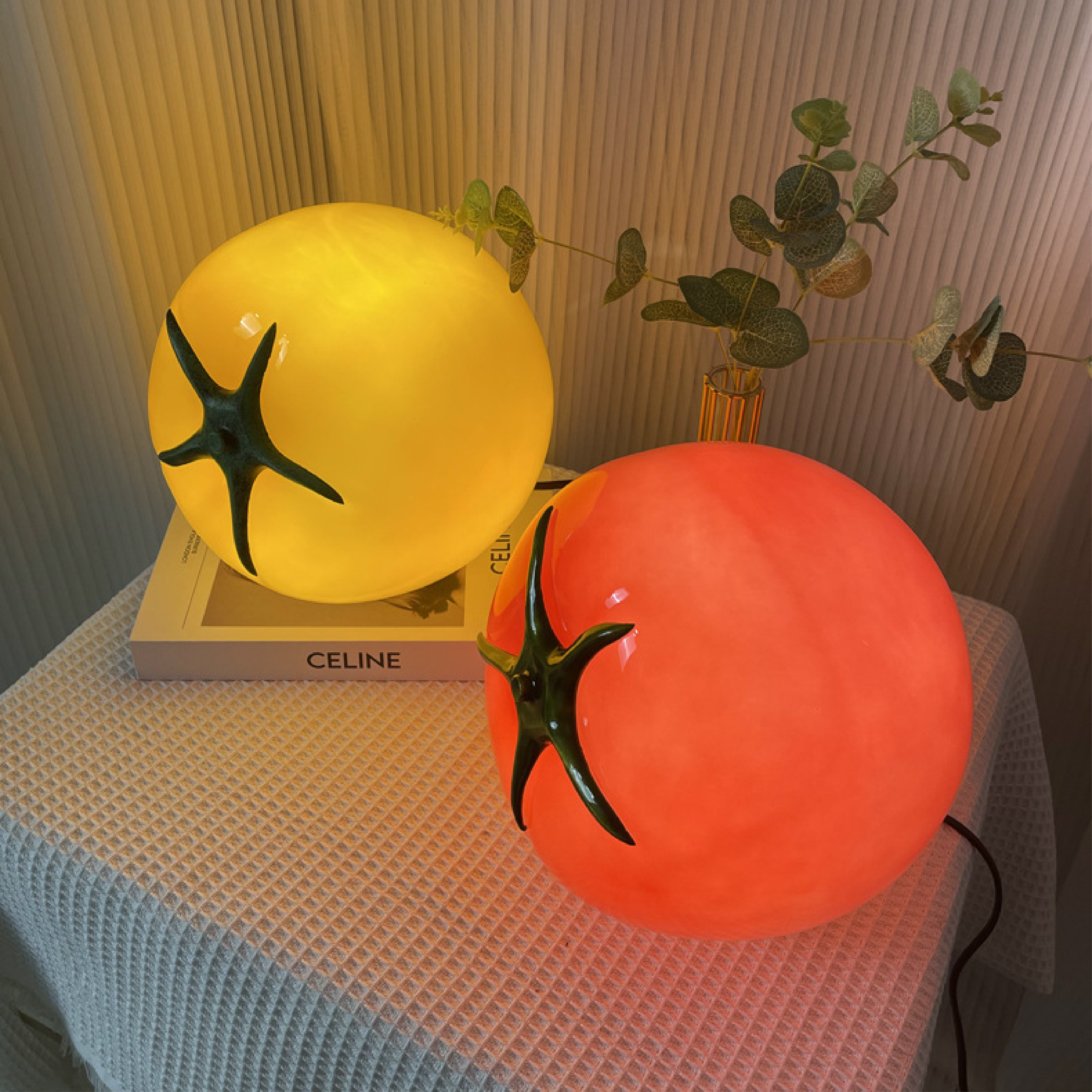 Pomidorowa lampa stołowa
