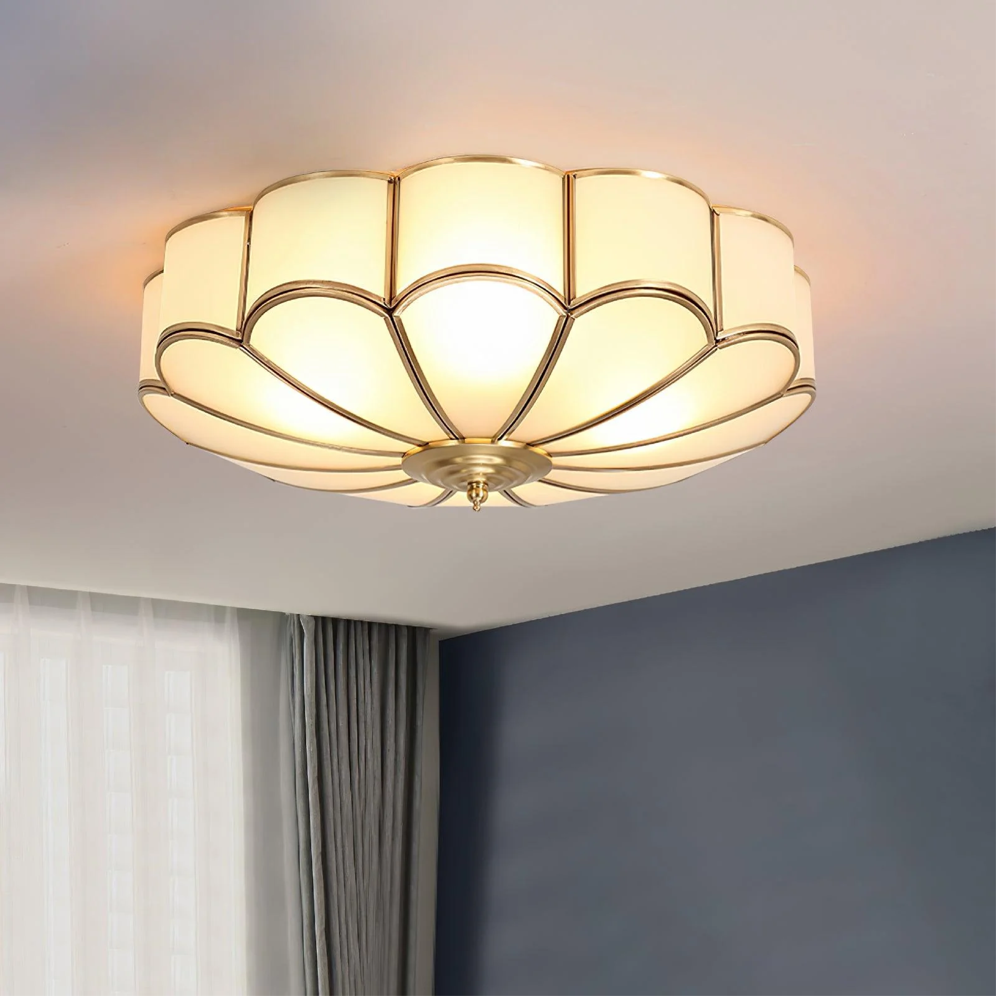 Szklana lampa sufitowa w kształcie kwiatu