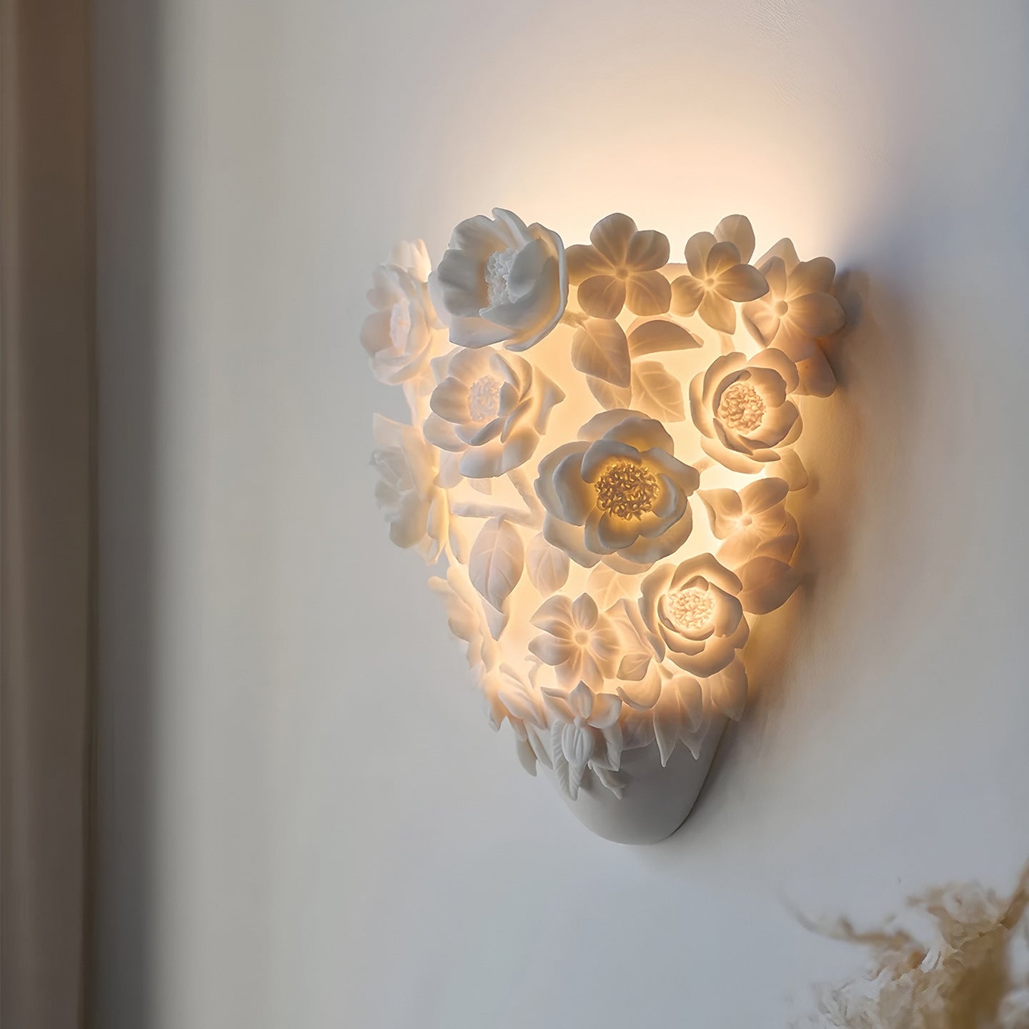 Ceramiczna lampa ścienna w kształcie kwiatu