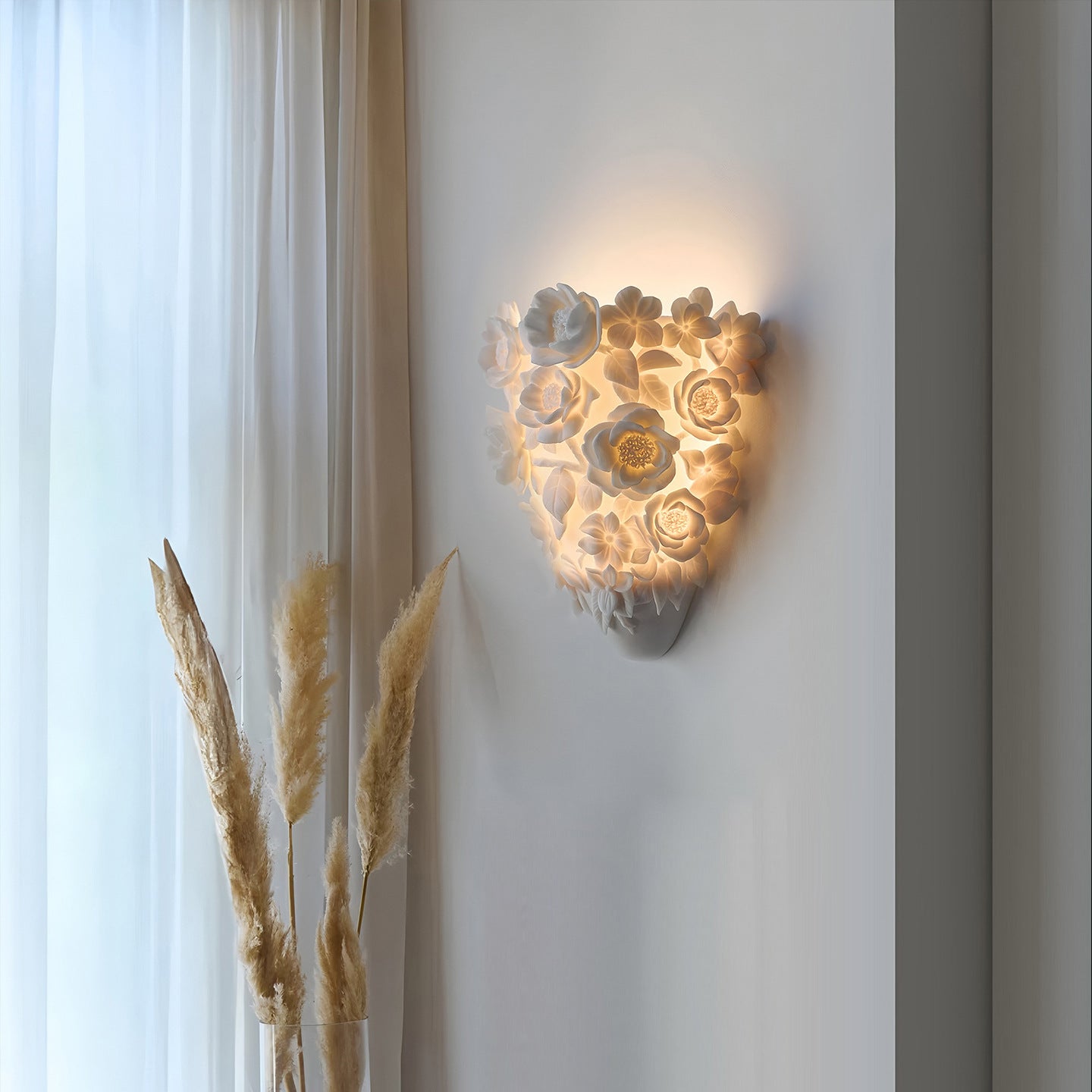 Ceramiczna lampa ścienna w kształcie kwiatu