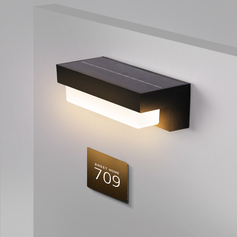 Zewnętrzna lampa ścienna z panelem słonecznym