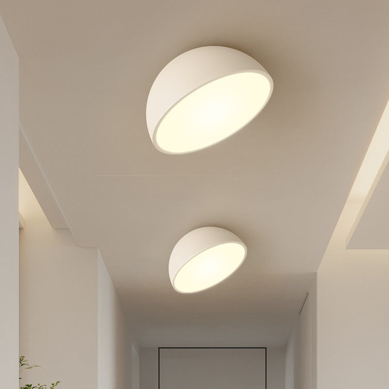 Półkulista lampa sufitowa