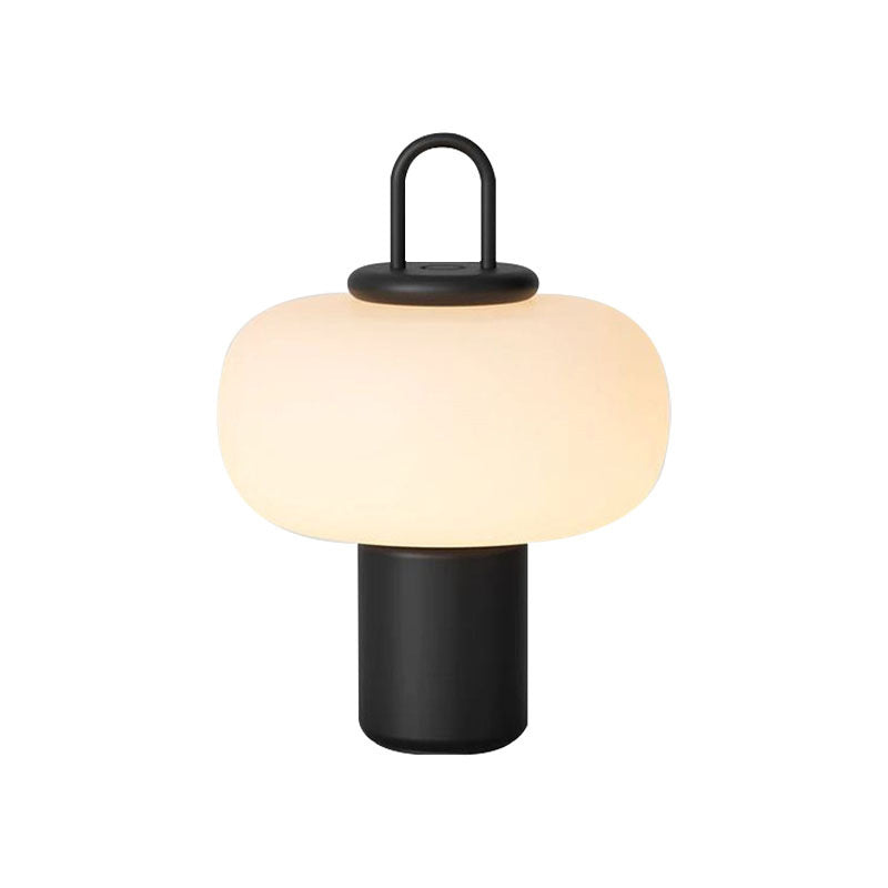 Skandynawska lampa stołowa przy łóżku