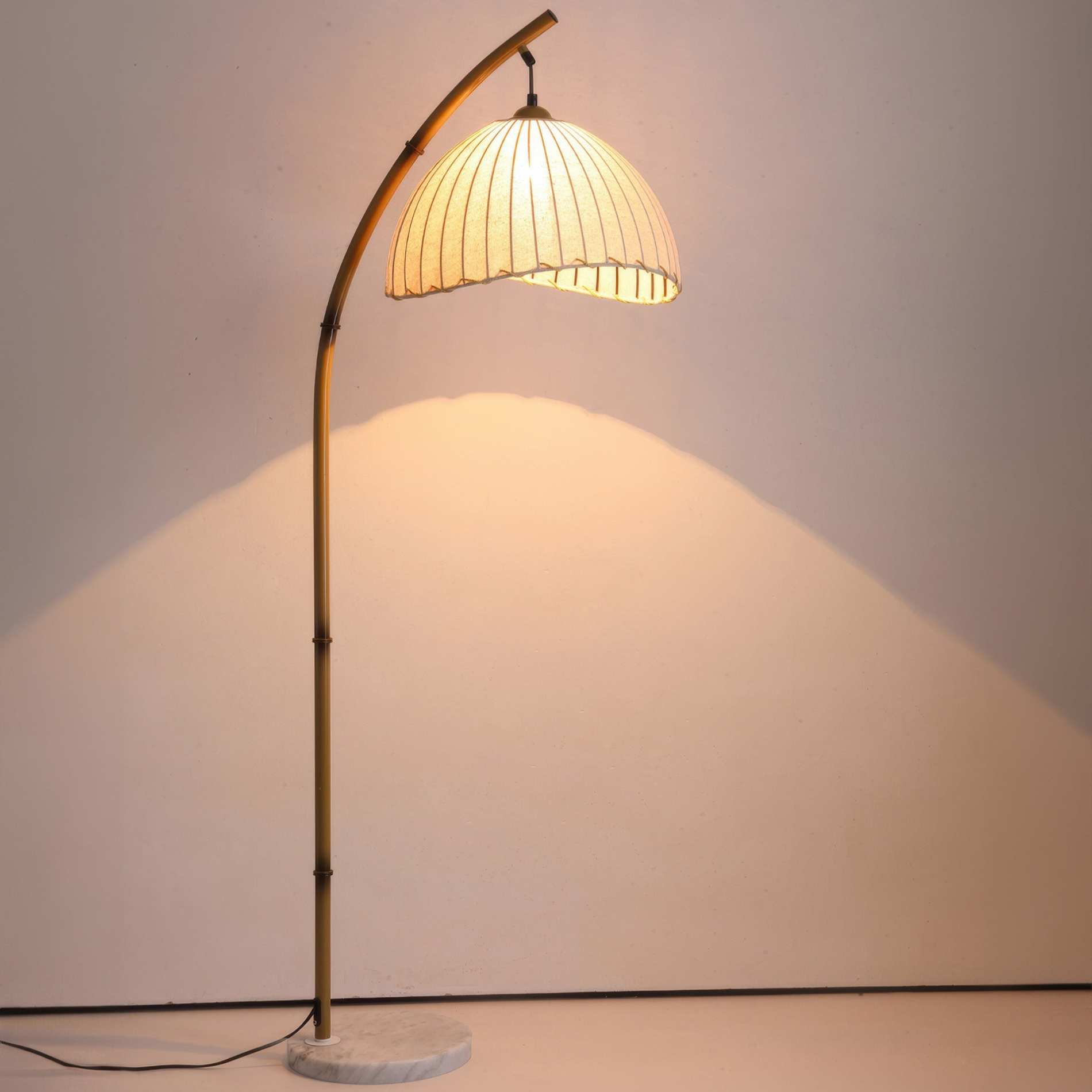 Kulturowa bambusowa lampa podłogowa