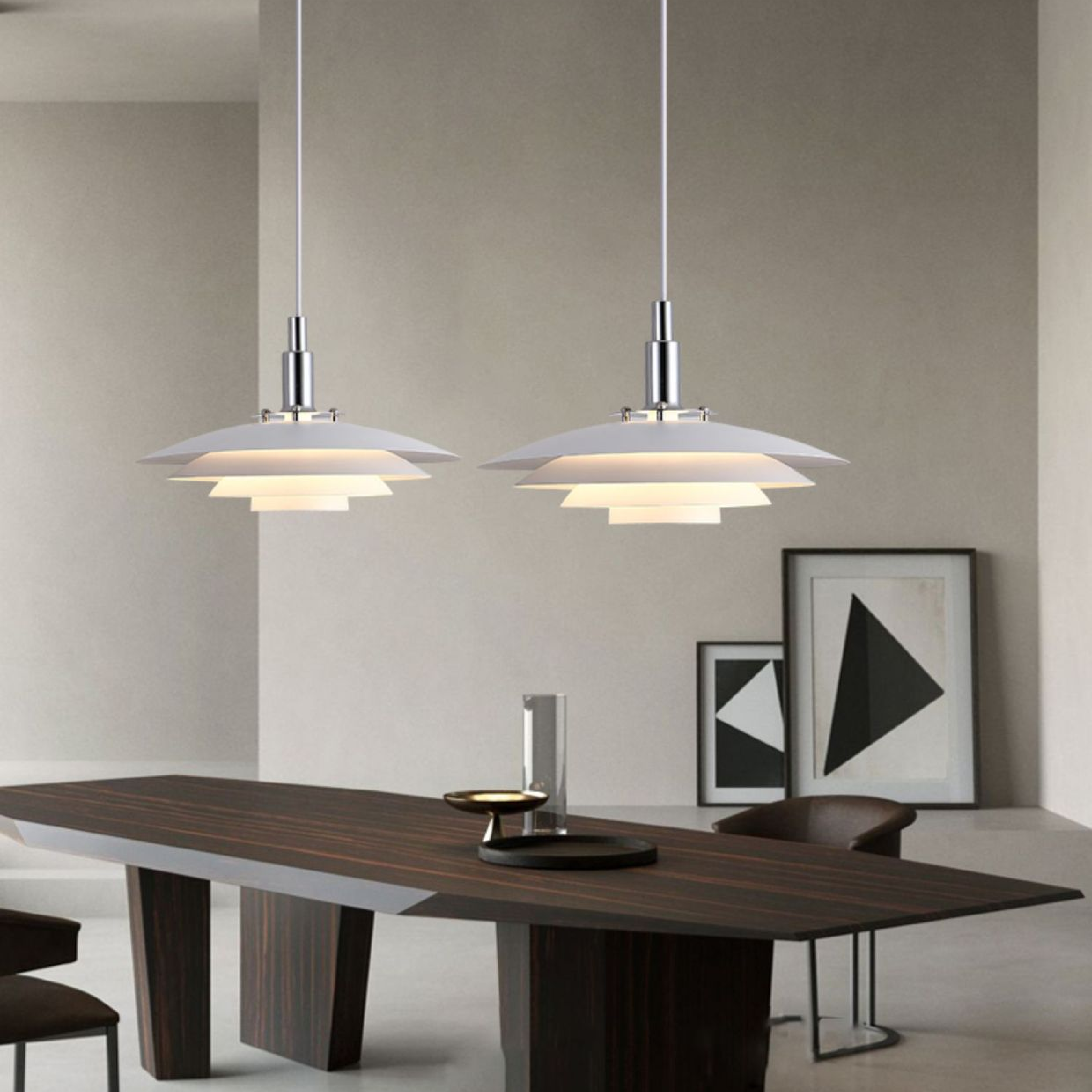 Lampa wisząca z metalową warstwą
