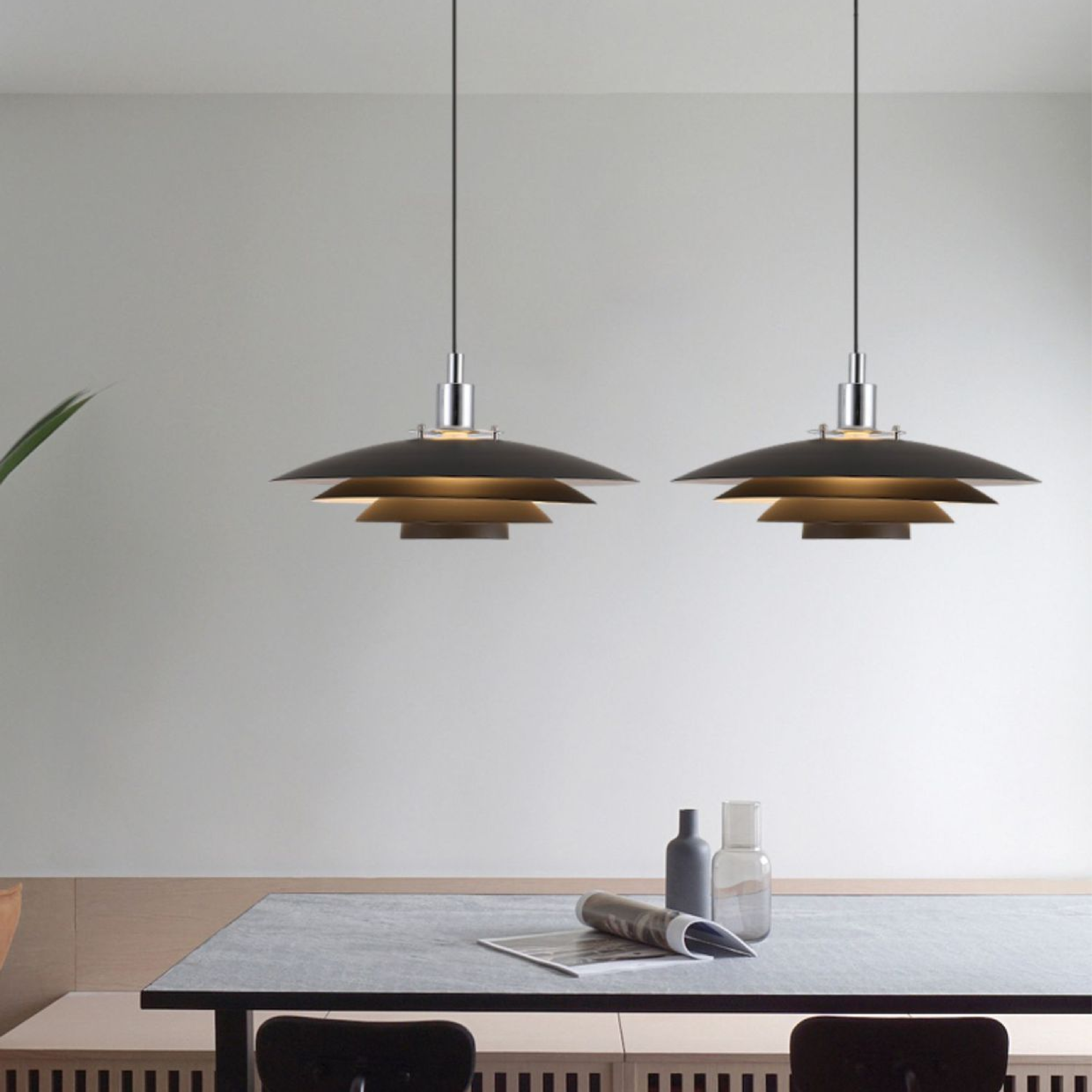 Lampa wisząca z metalową warstwą