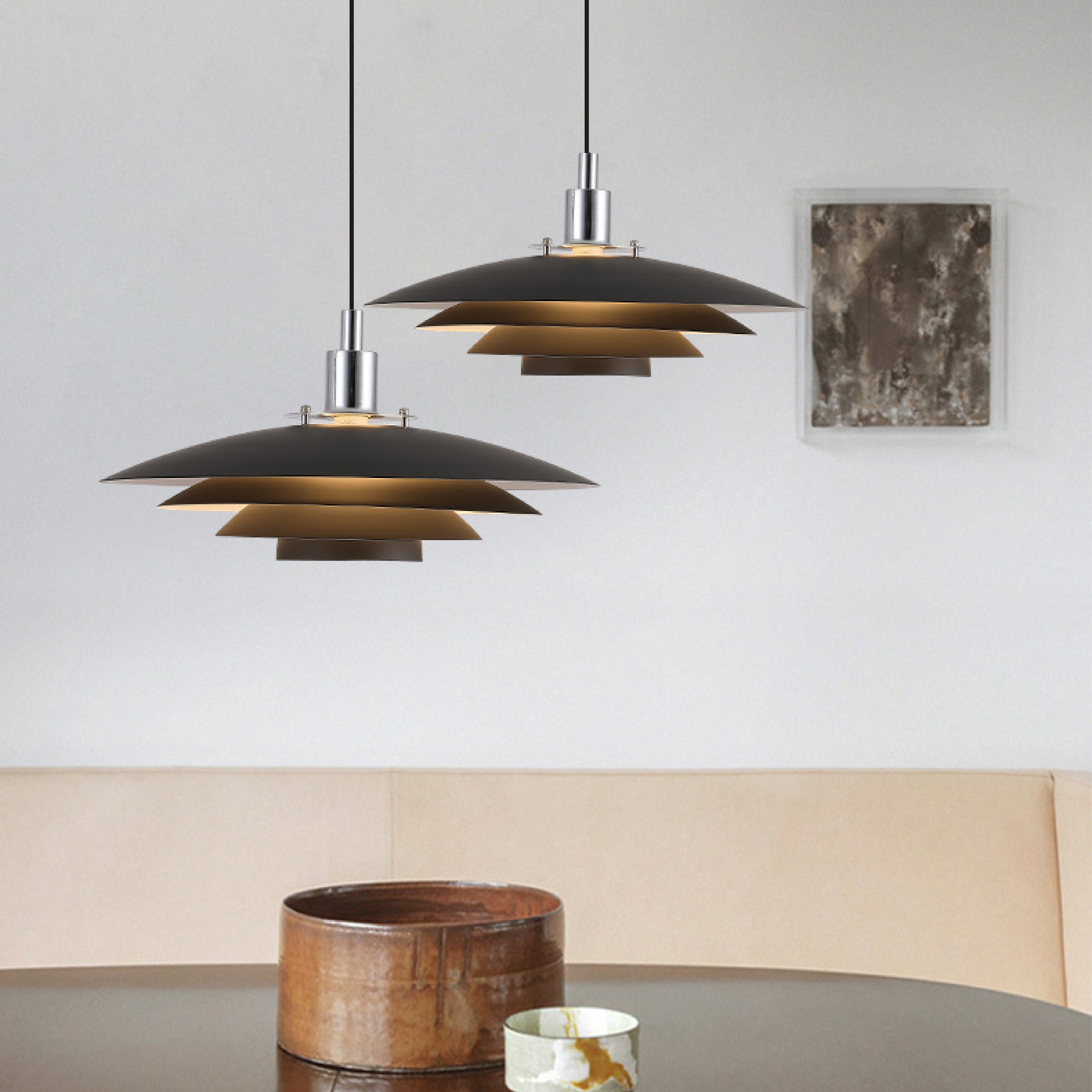 Lampa wisząca z metalową warstwą