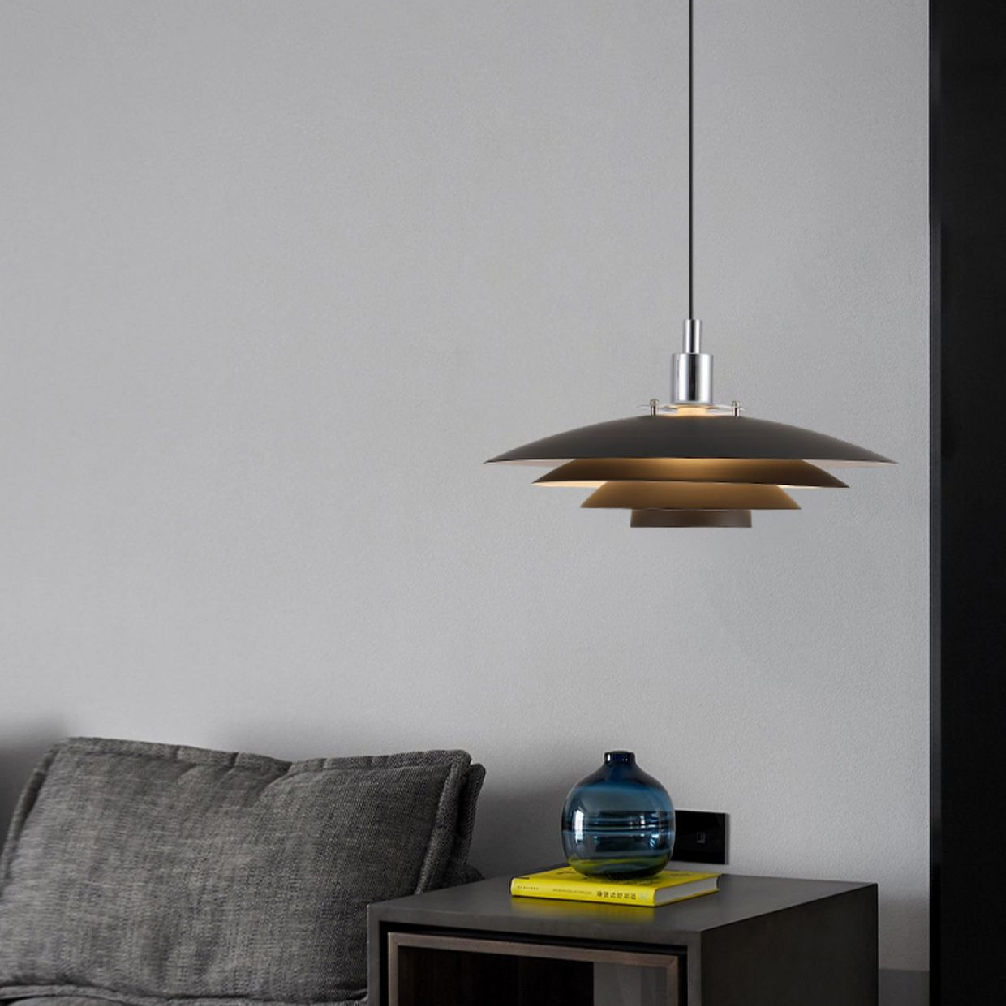 Lampa wisząca z metalową warstwą