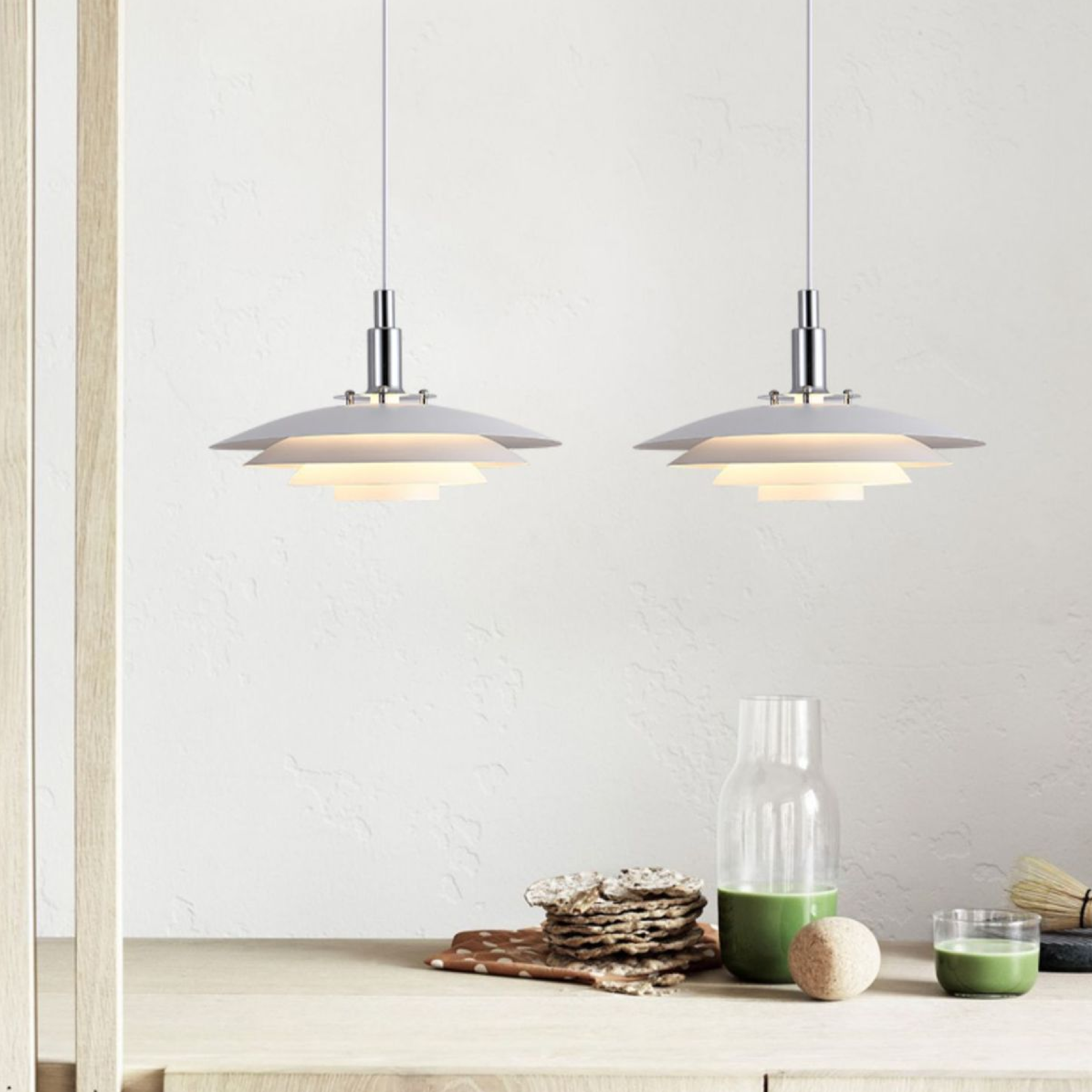 Lampa wisząca z metalową warstwą