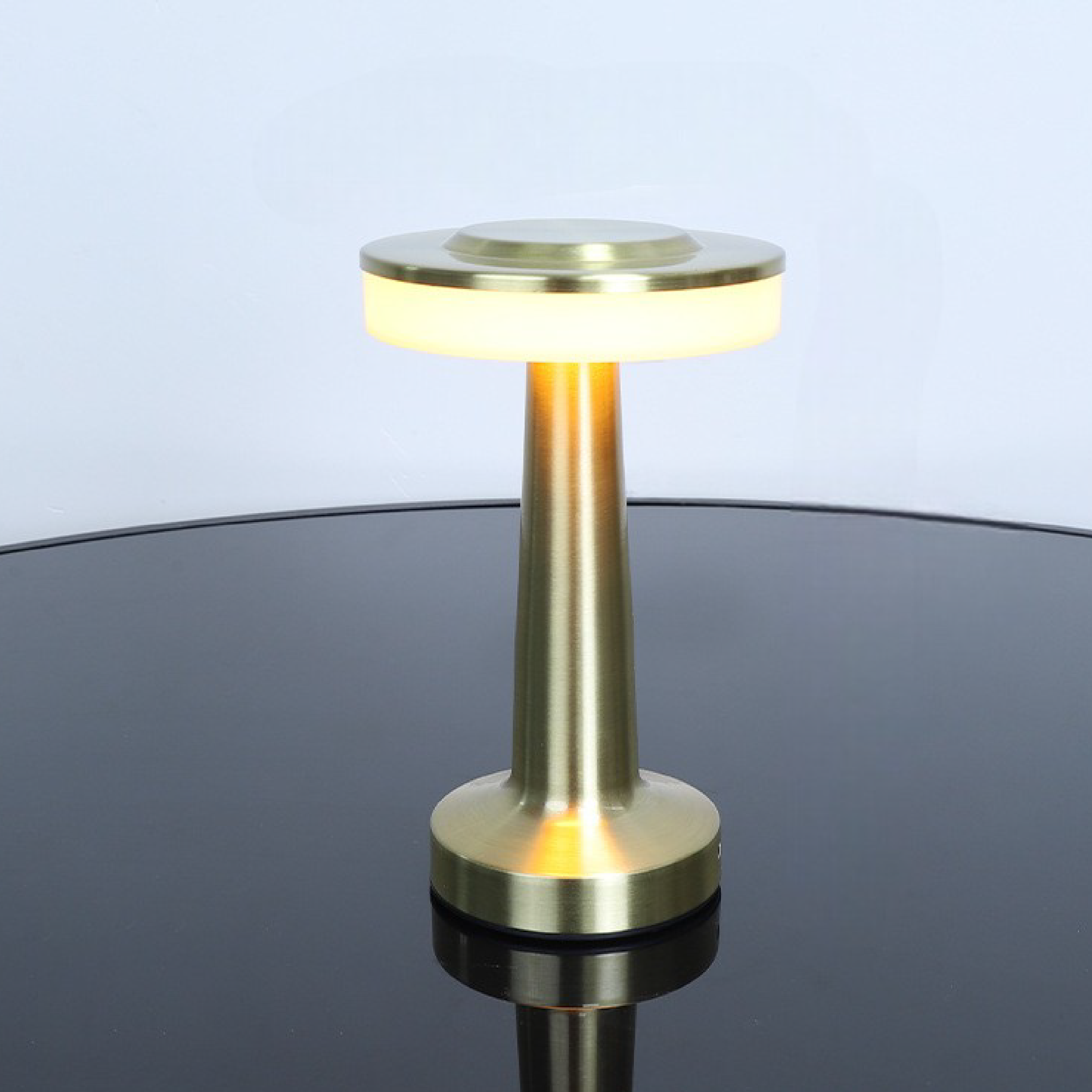 Metalowa lampa stołowa Birdona
