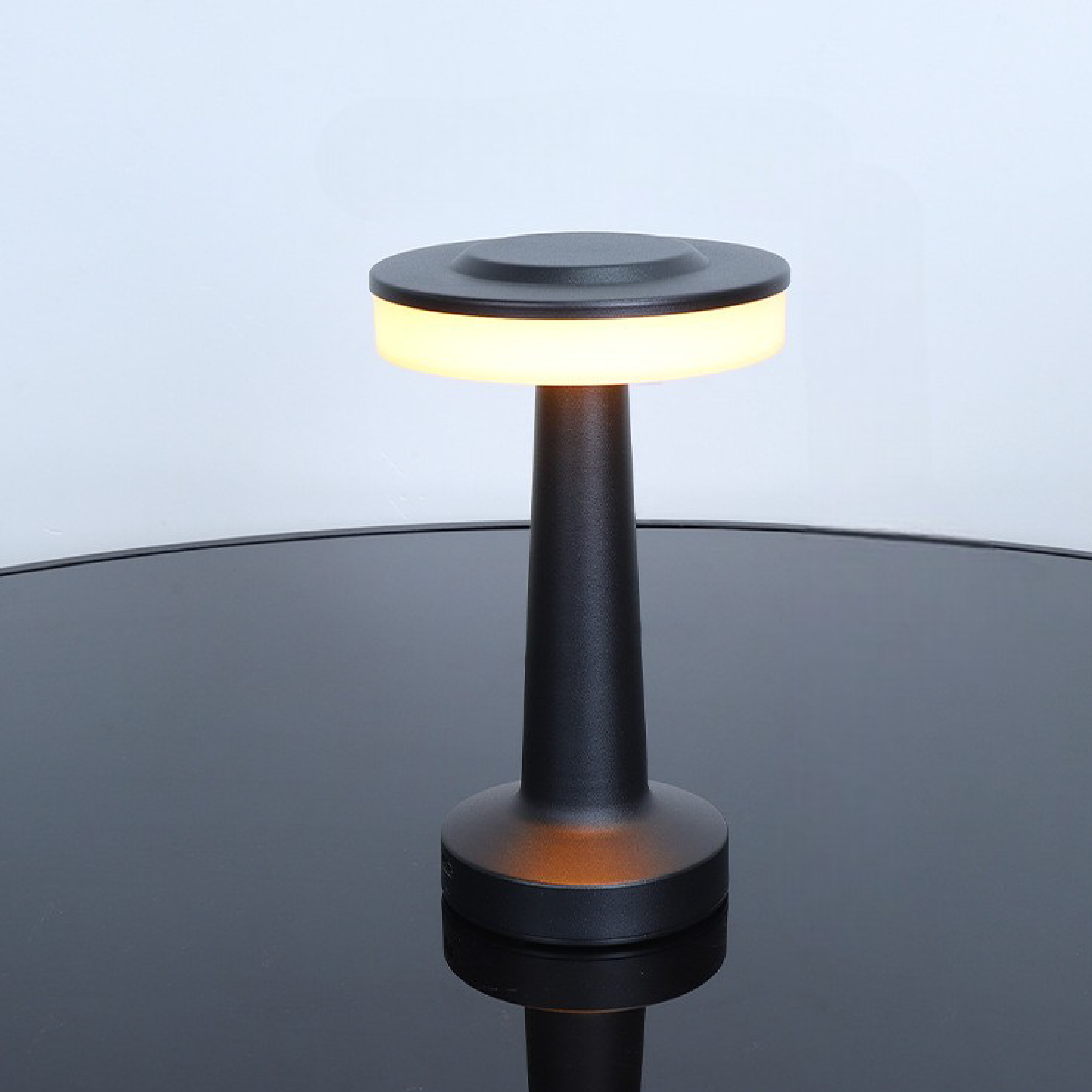 Metalowa lampa stołowa Birdona