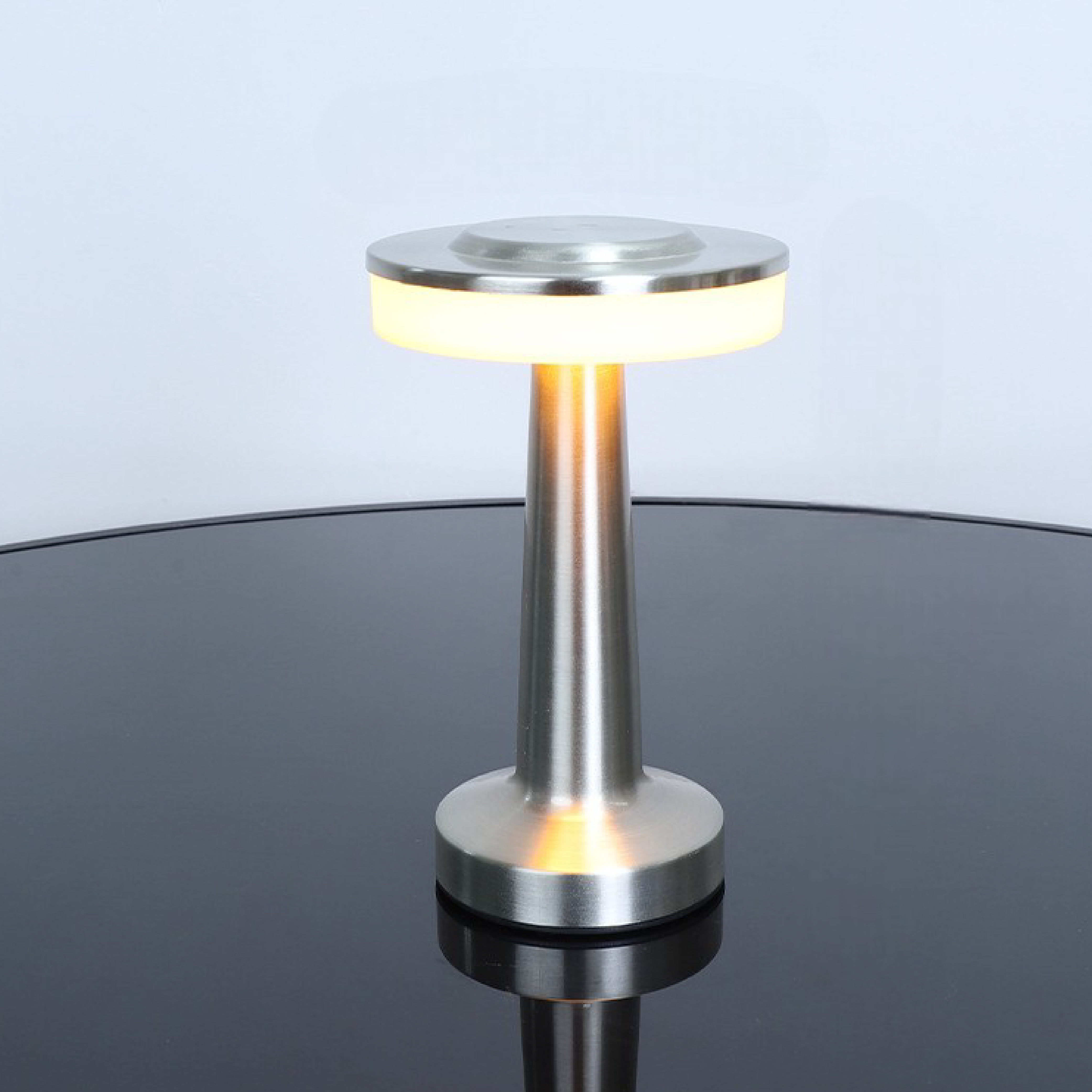 Metalowa lampa stołowa Birdona