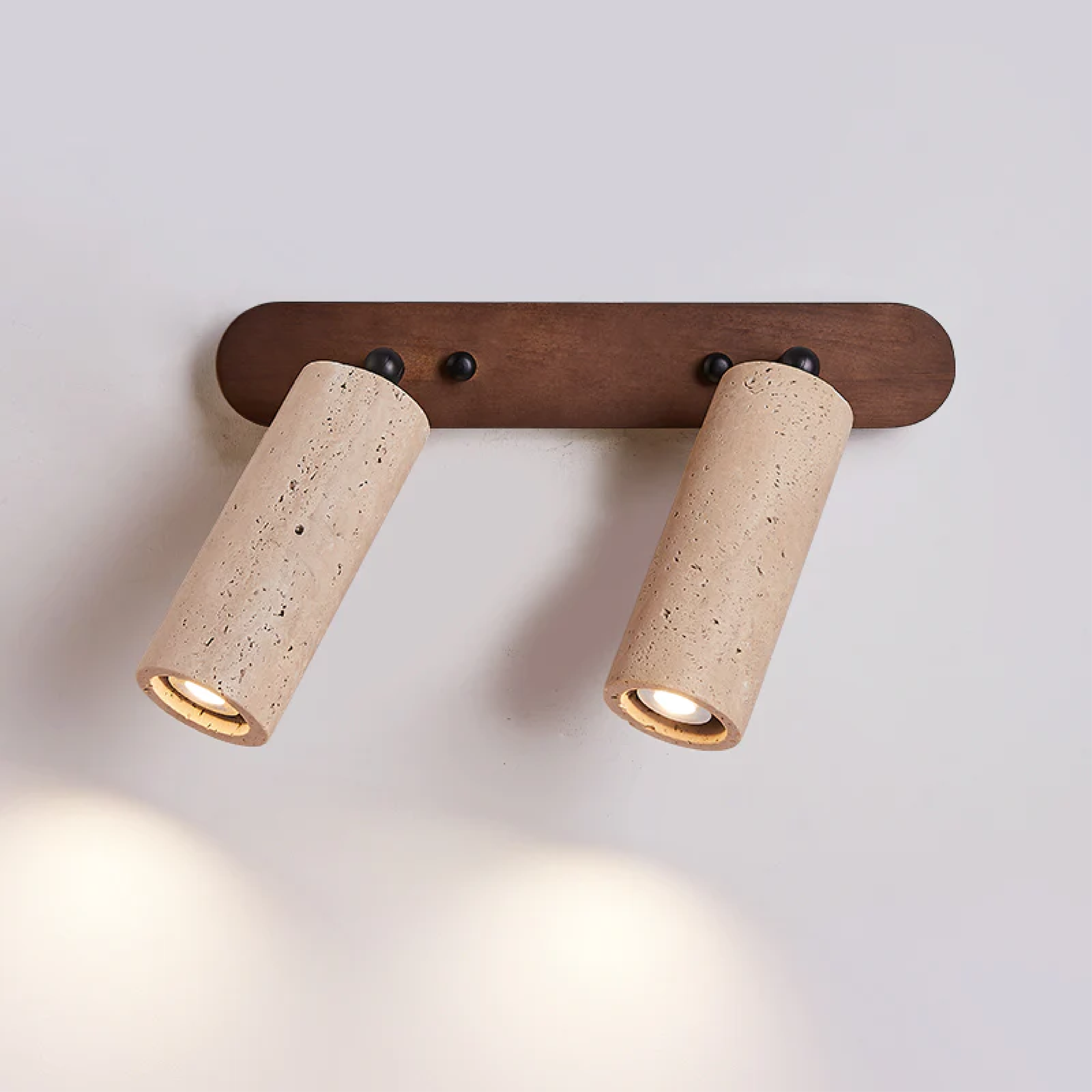 Obrotowa lampa ścienna trawertyn