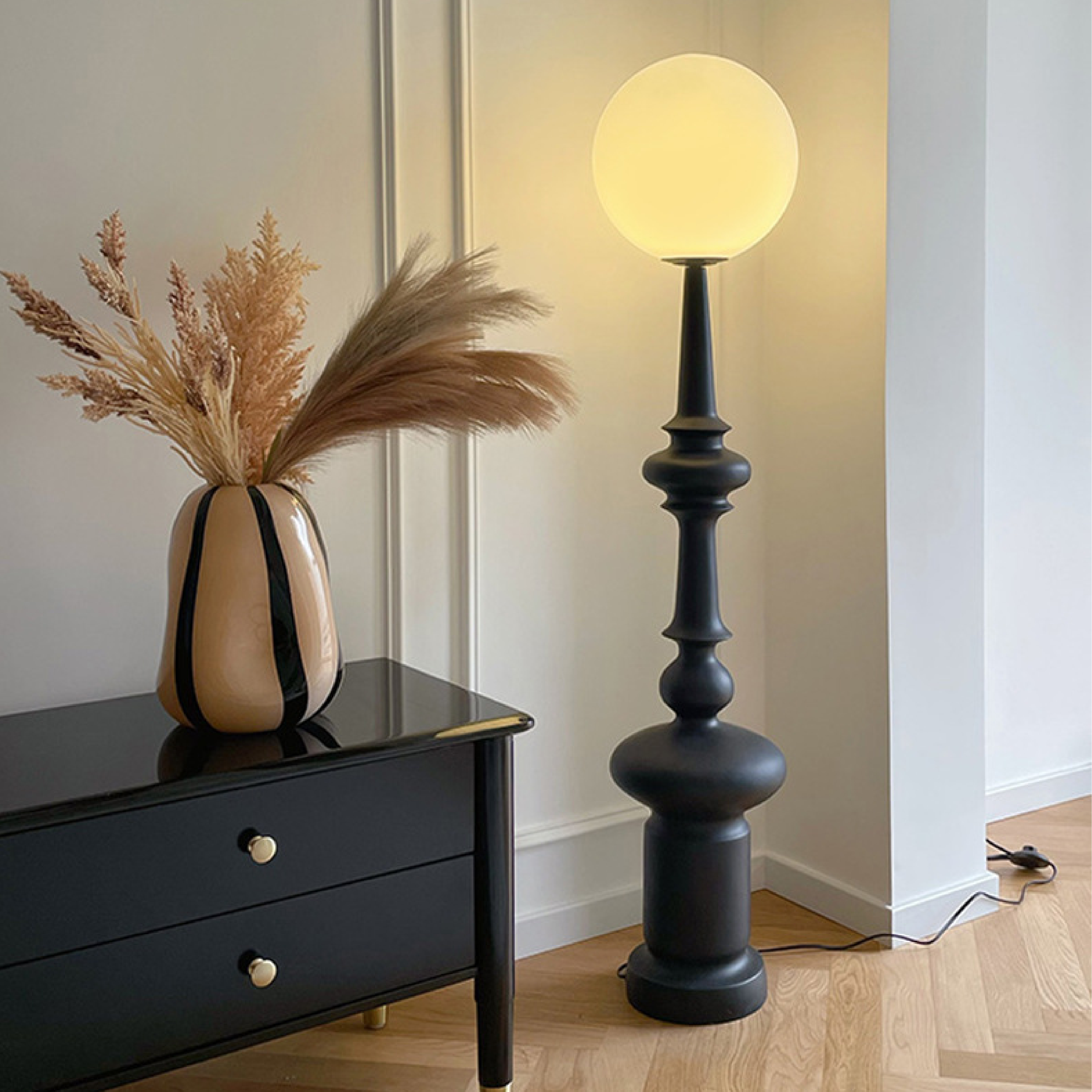 Czarna lampa podłogowa Bauhaus