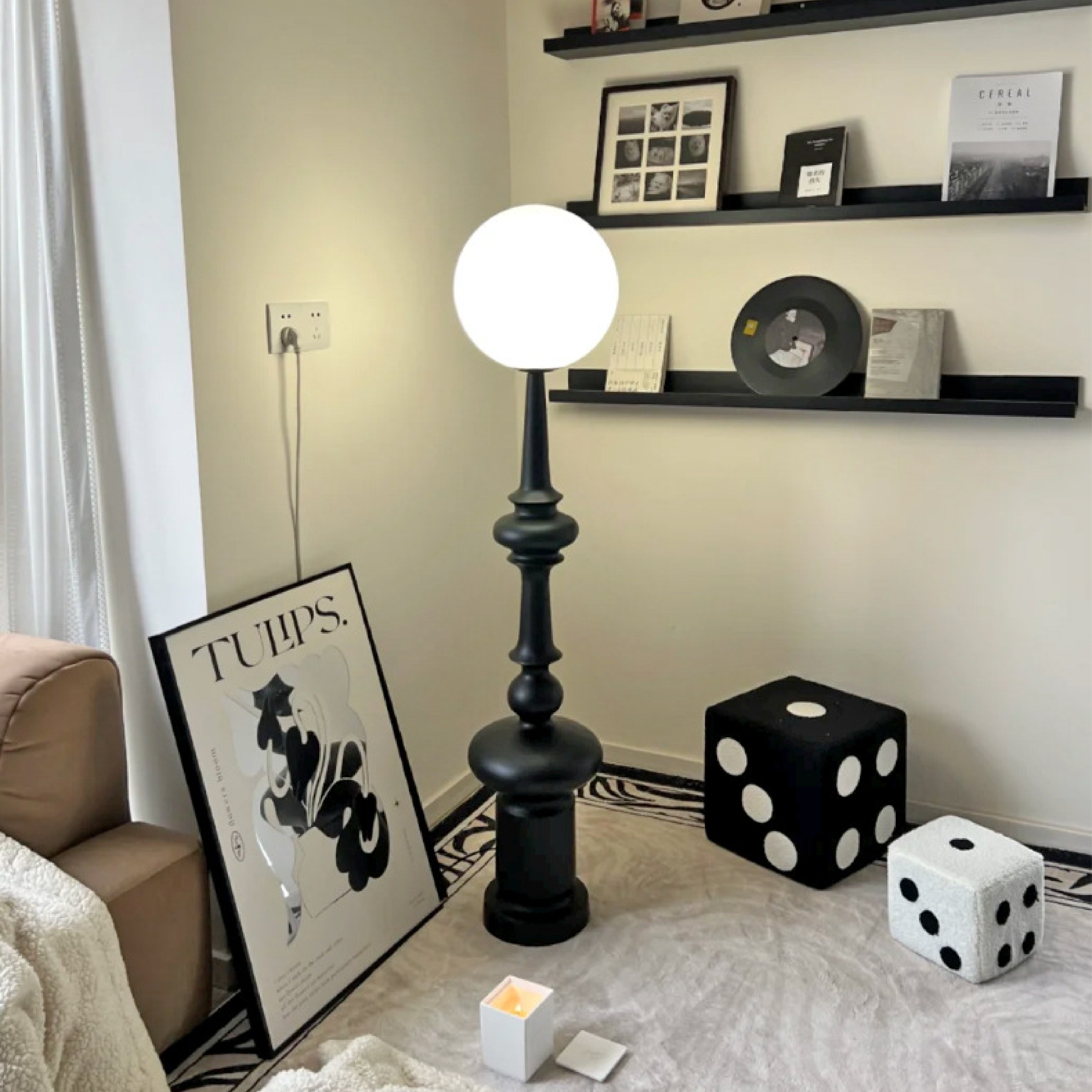 Czarna lampa podłogowa Bauhaus