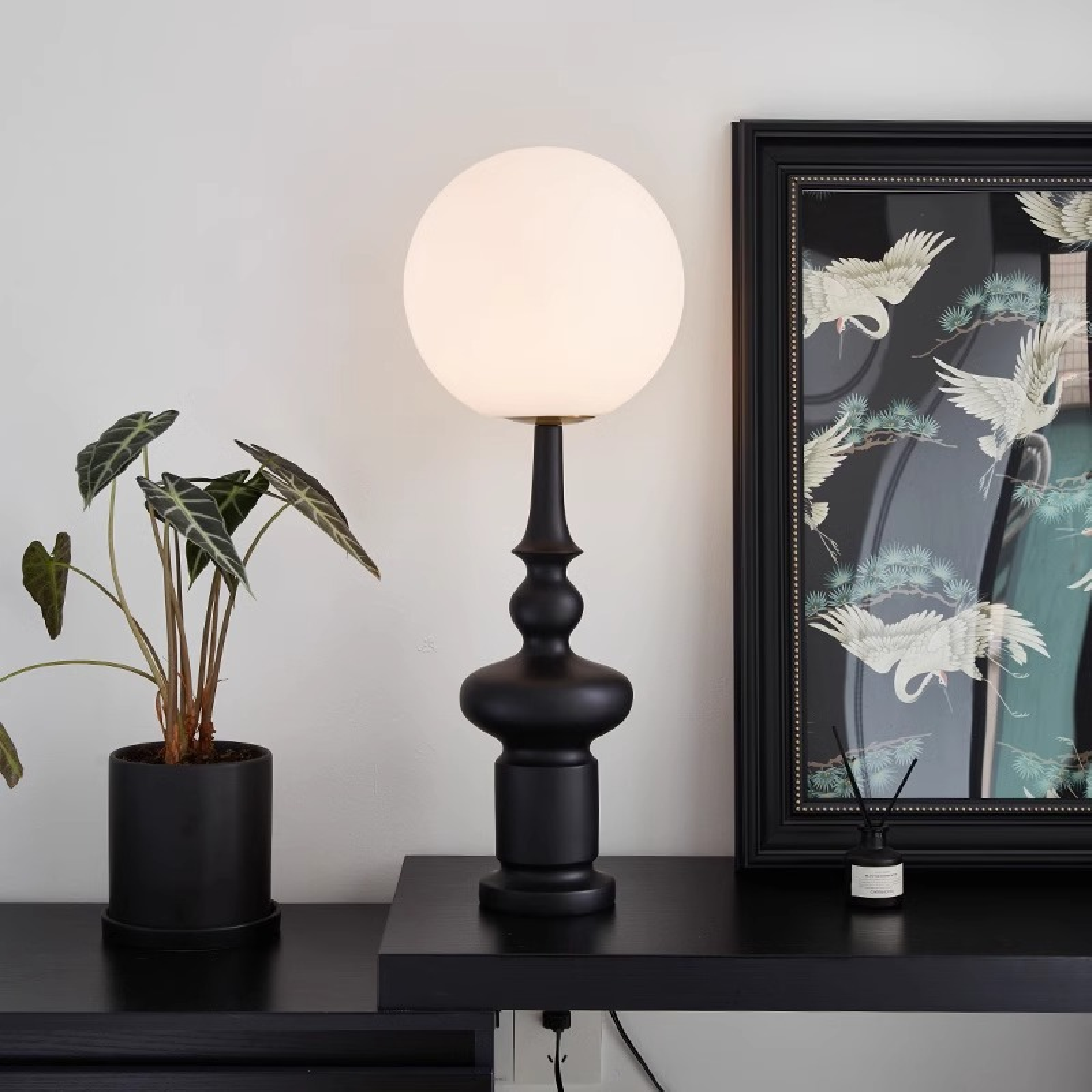 Czarna lampa podłogowa Bauhaus