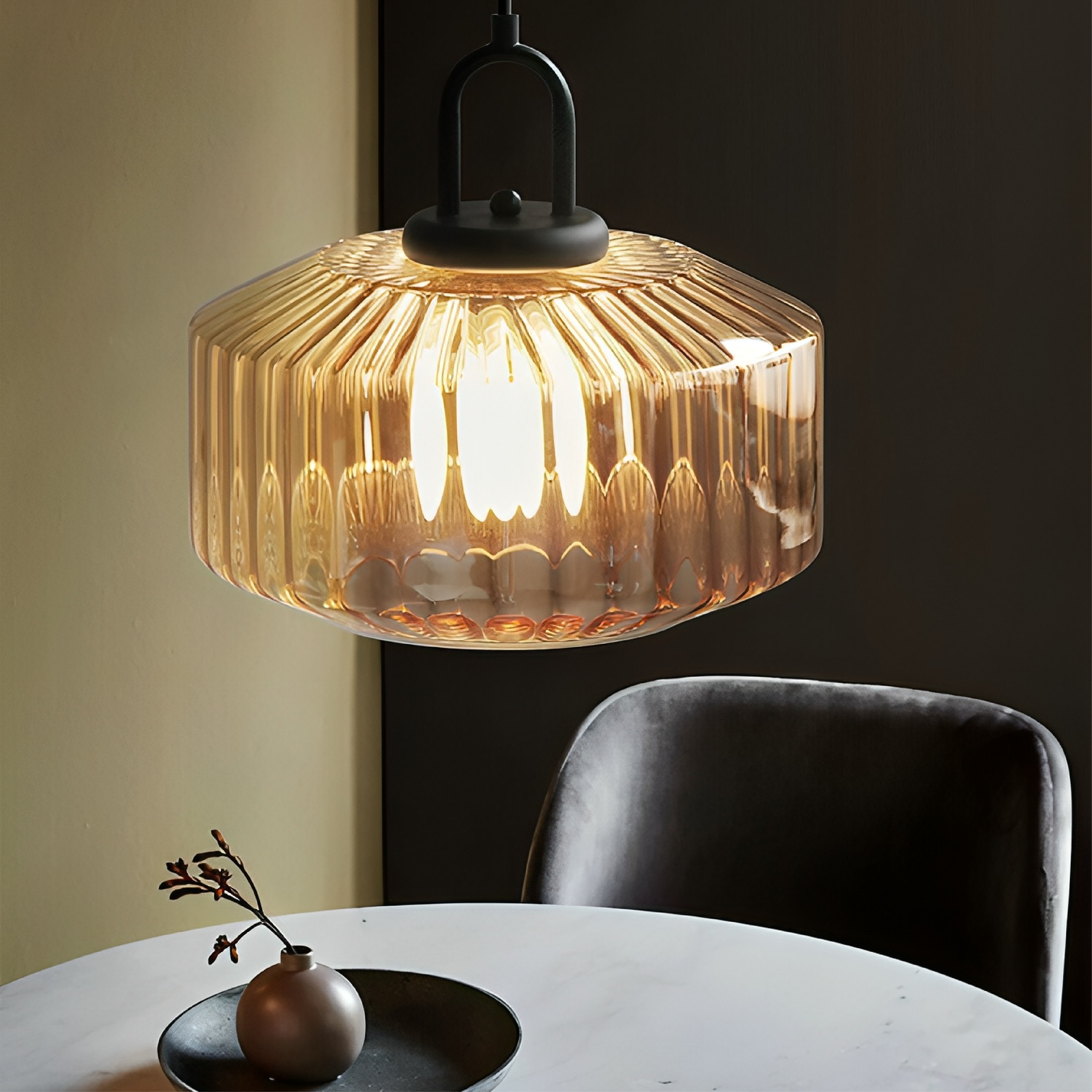 Lampa wisząca z kolorowego szkła