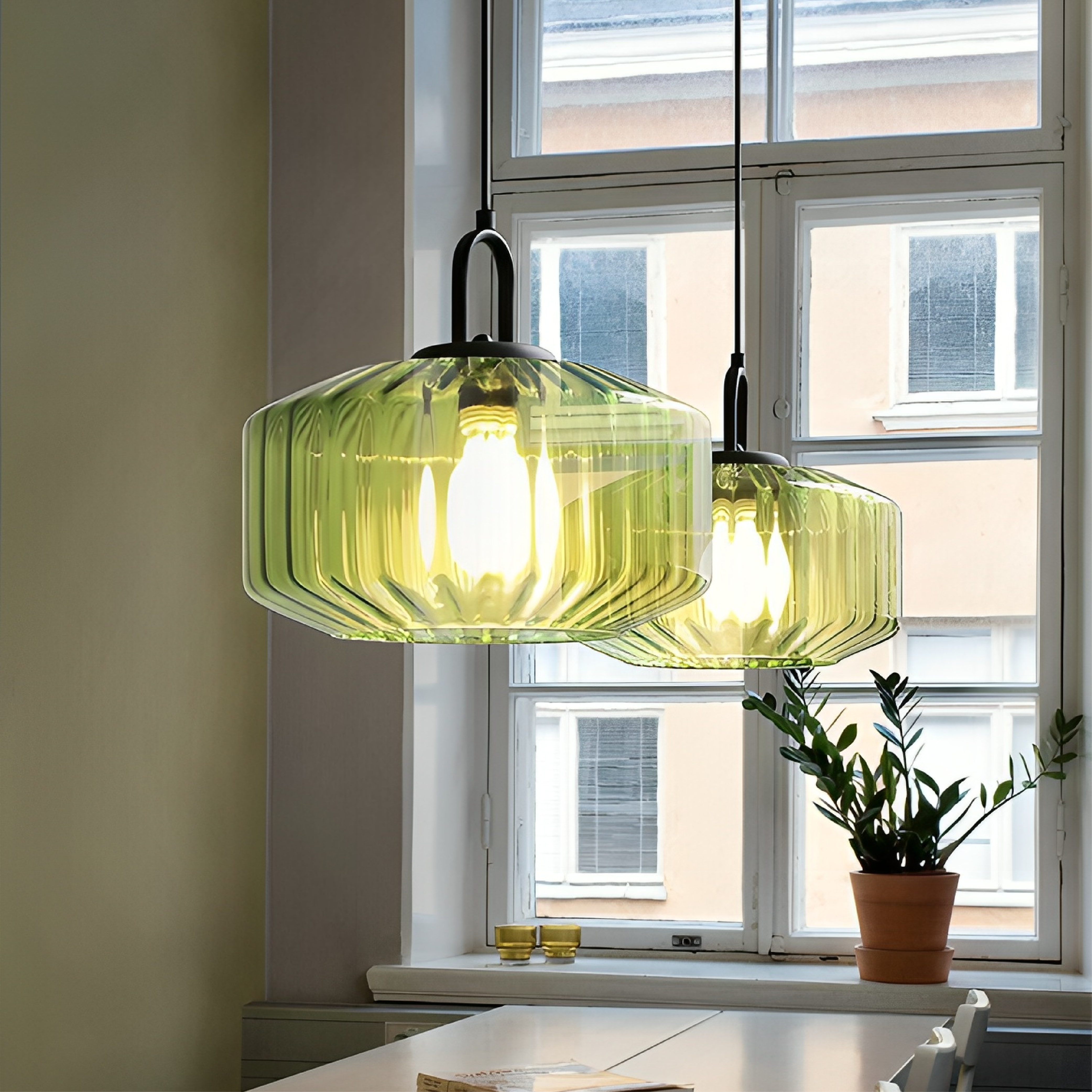 Lampa wisząca z kolorowego szkła