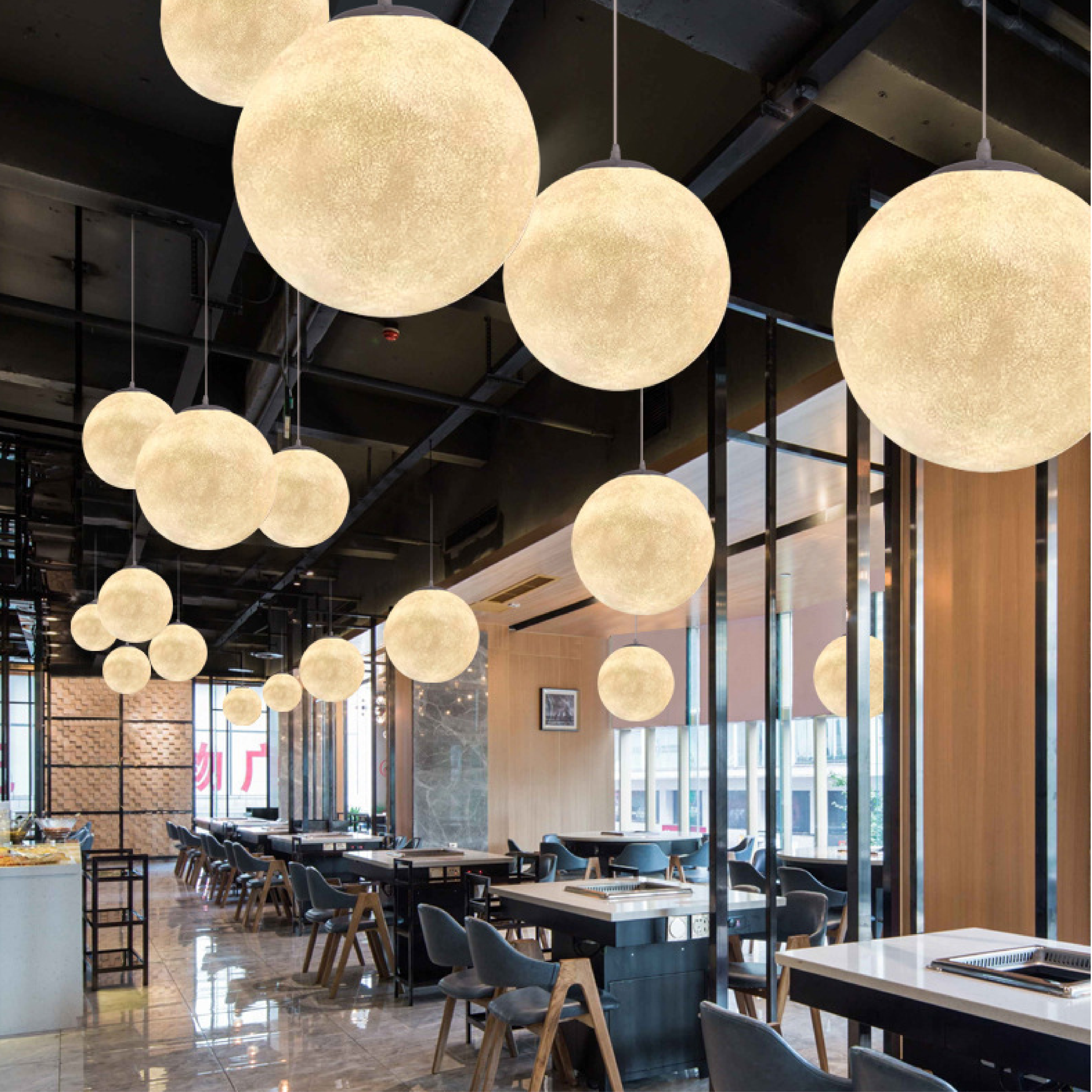 Lampa wisząca z wzorem księżyca