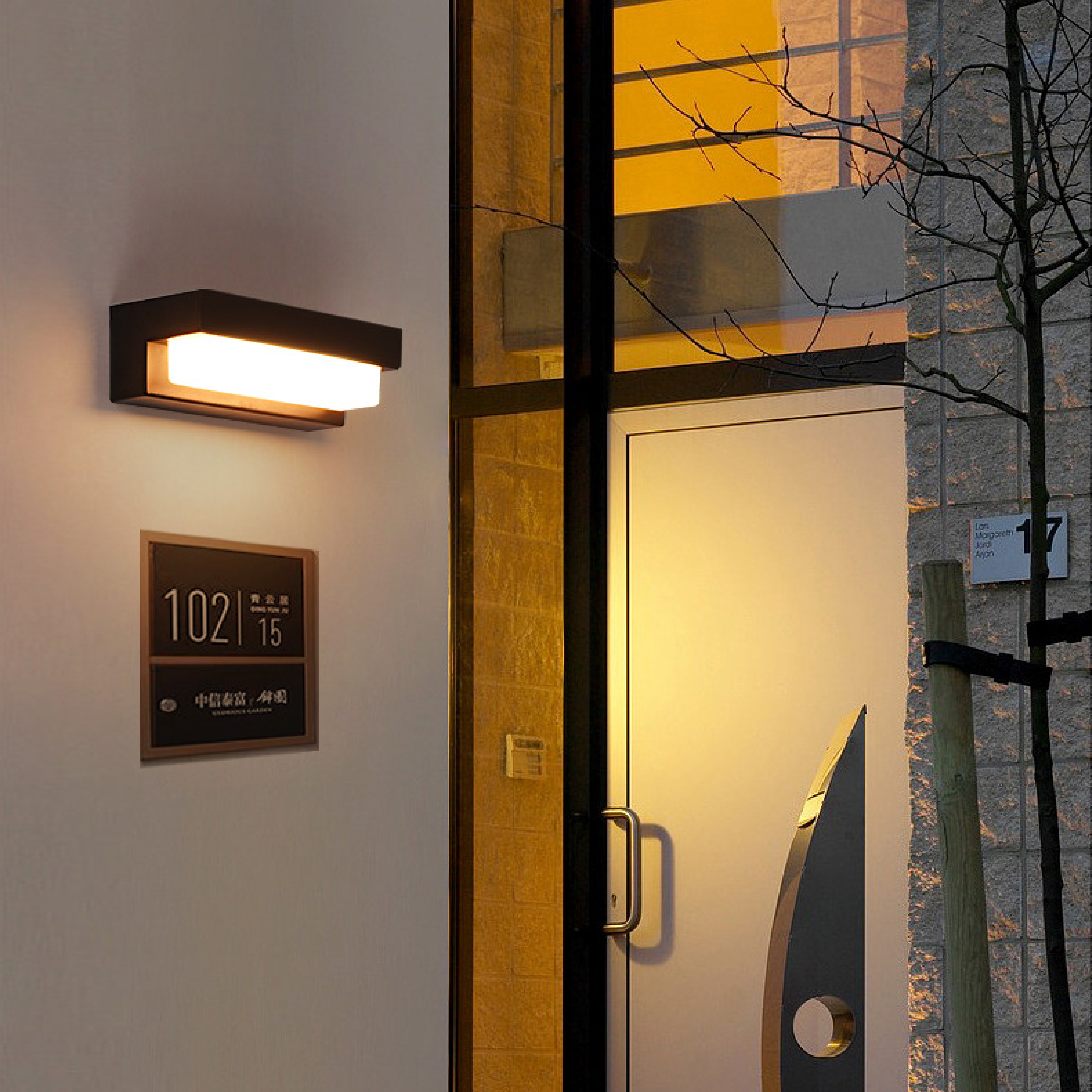 Zewnętrzna lampa ścienna z panelem słonecznym