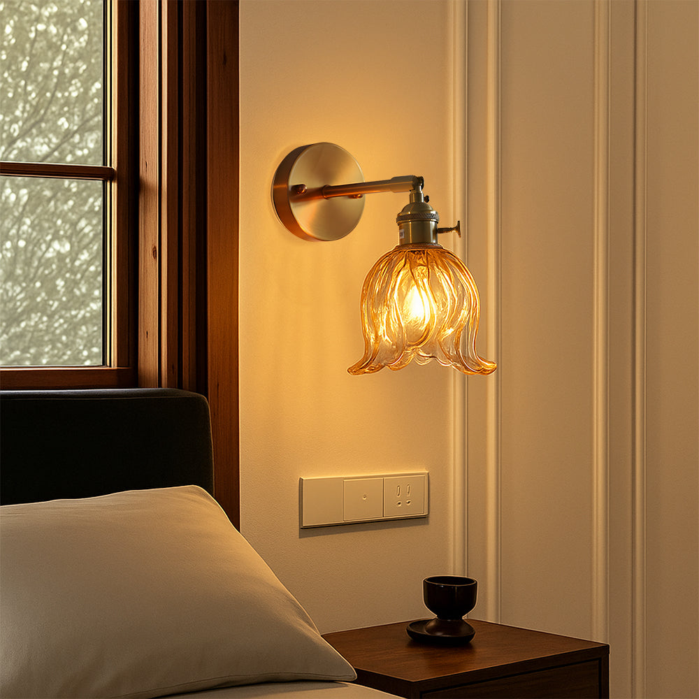 Szklana lampa ścienna w kształcie kwiatu