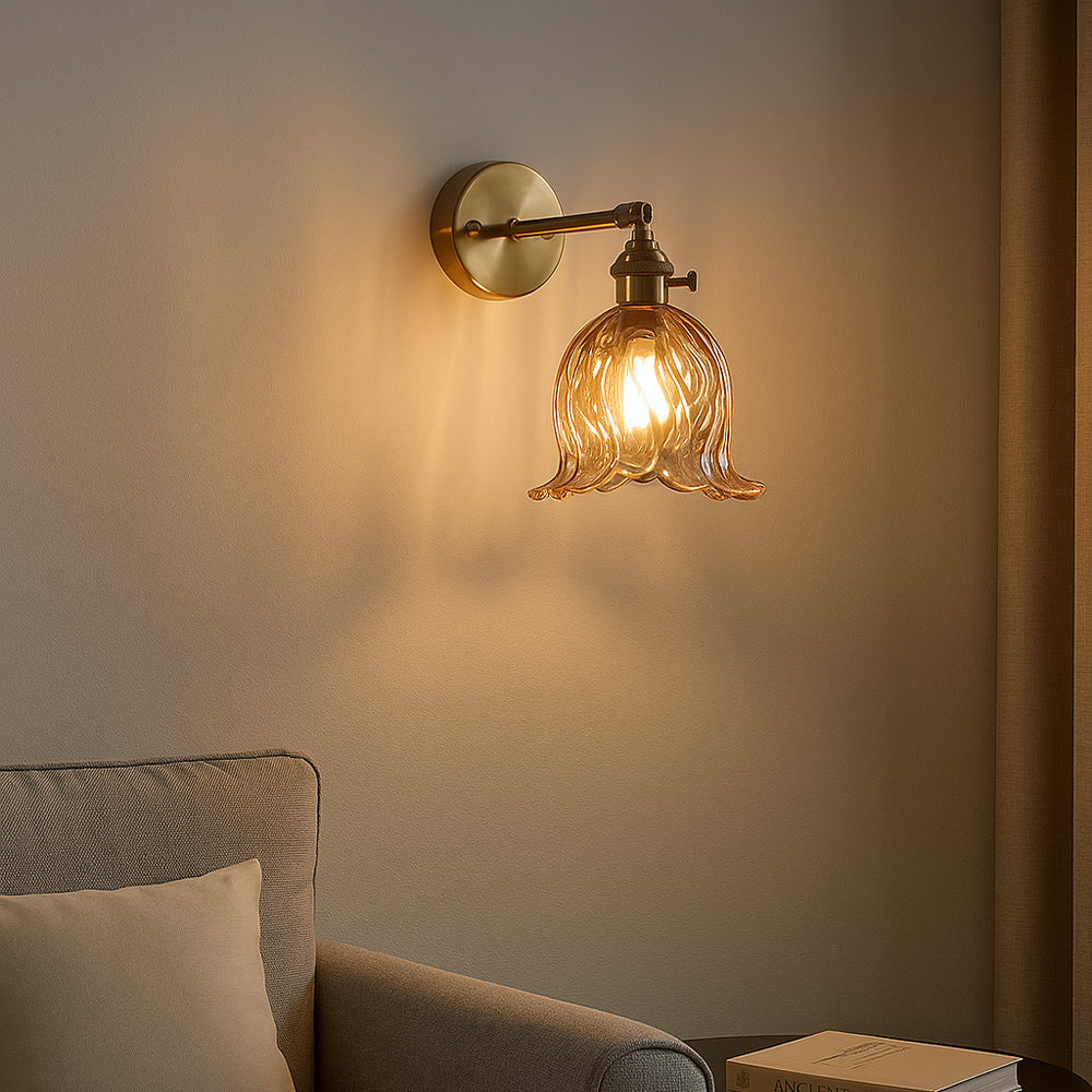 Szklana lampa ścienna w kształcie kwiatu