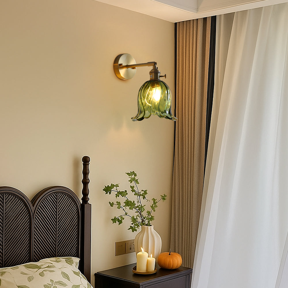 Szklana lampa ścienna w kształcie kwiatu