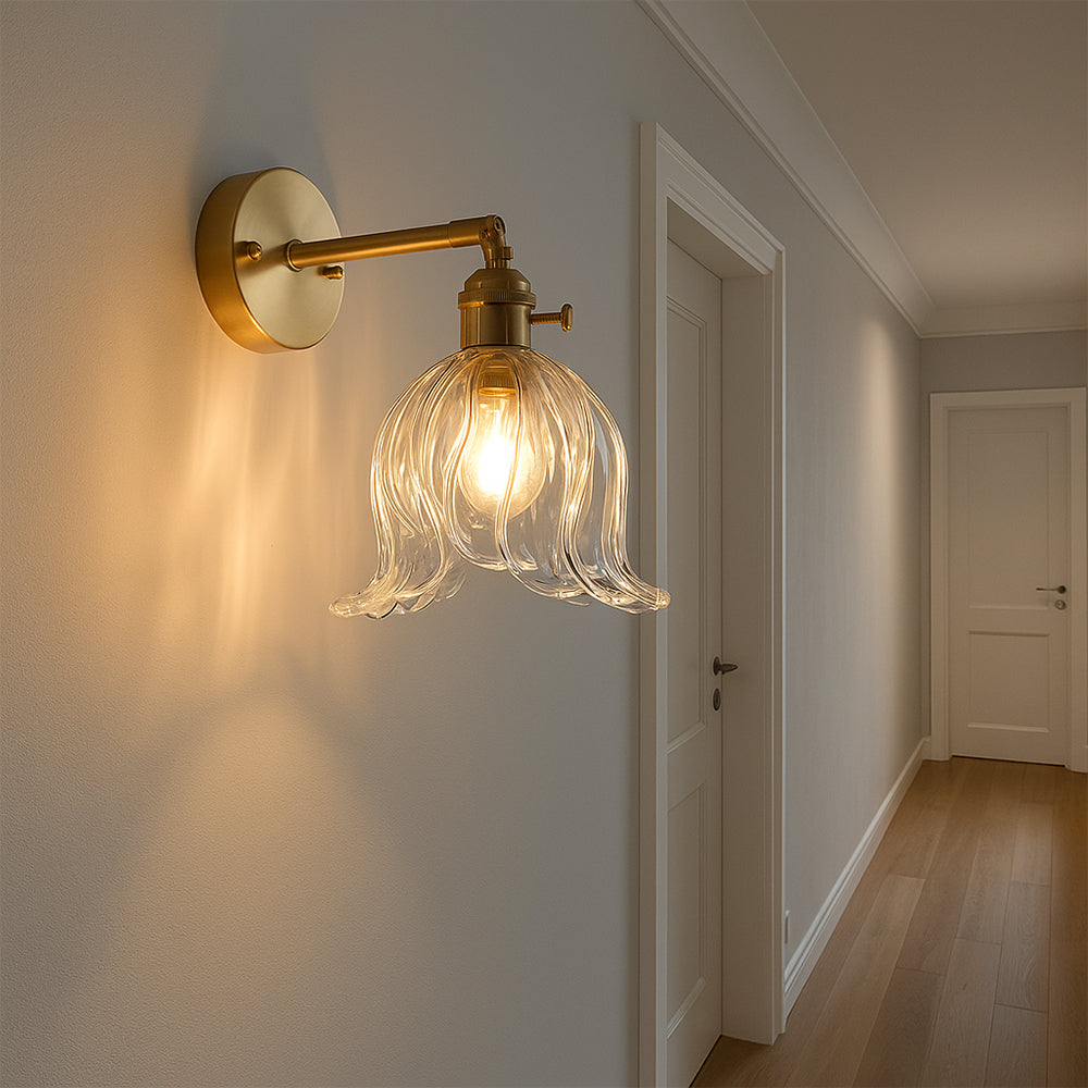 Szklana lampa ścienna w kształcie kwiatu